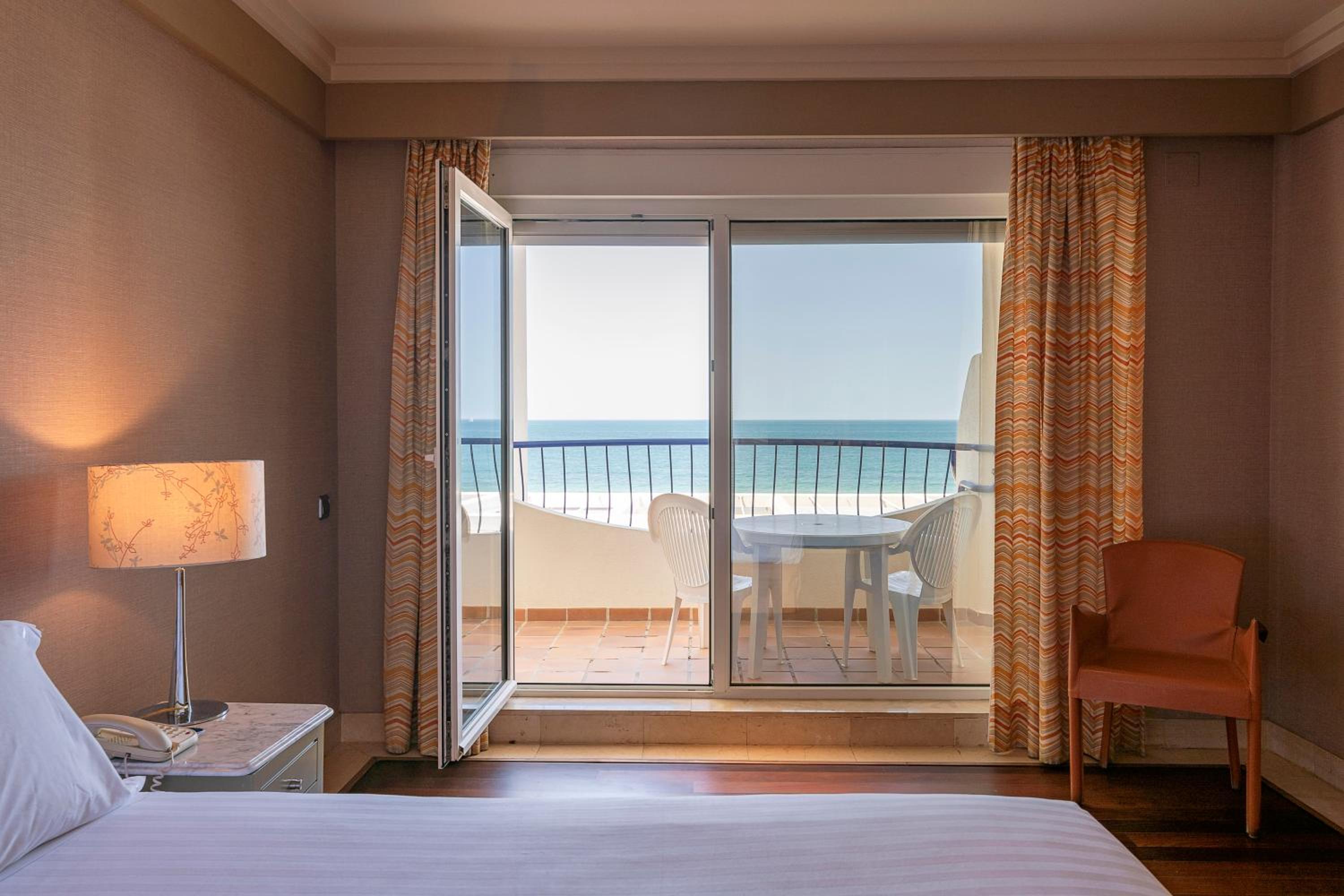 Double or Twin Room with Front Sea View - Photo 11