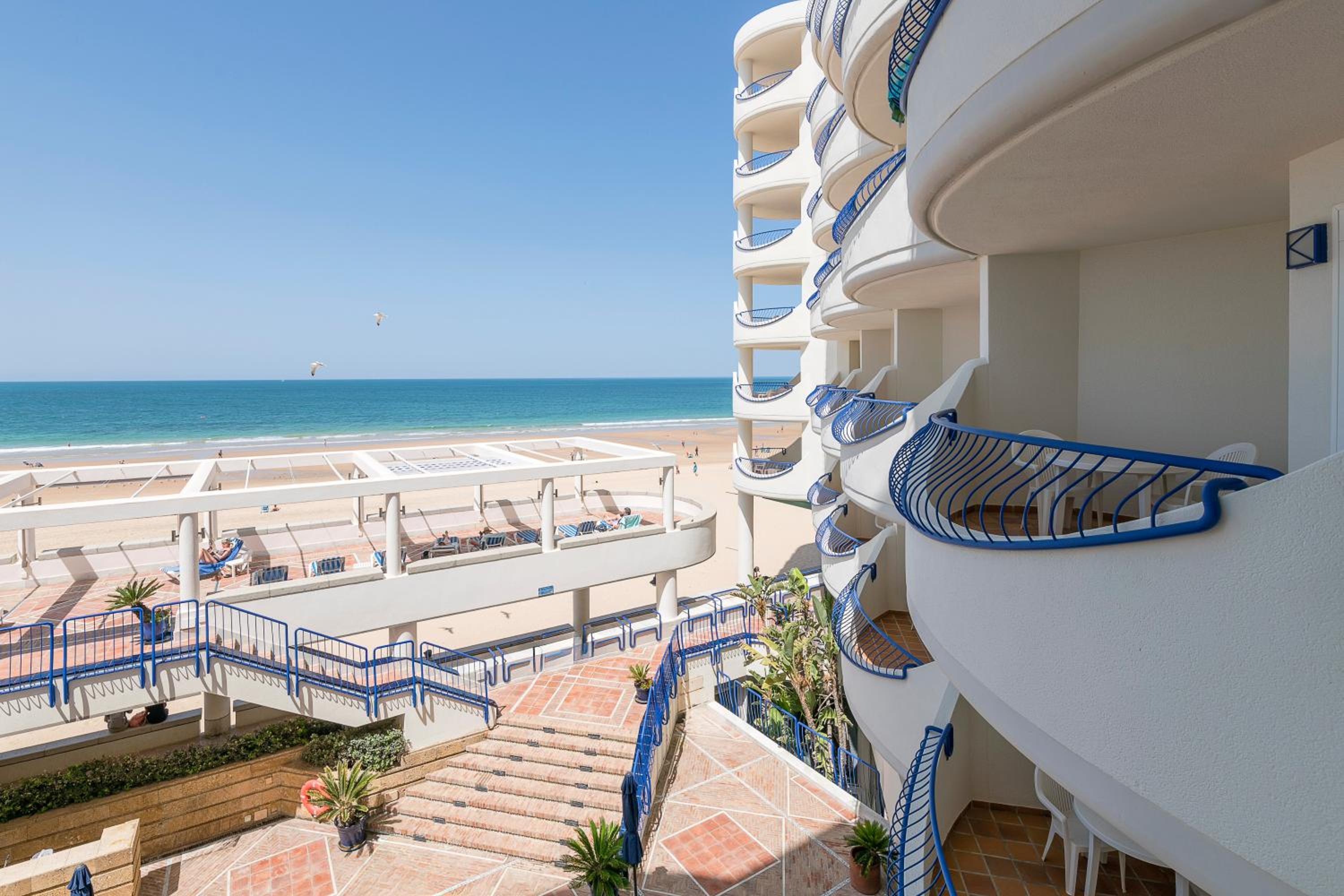 Double or Twin Room with Front Sea View - Photo 12