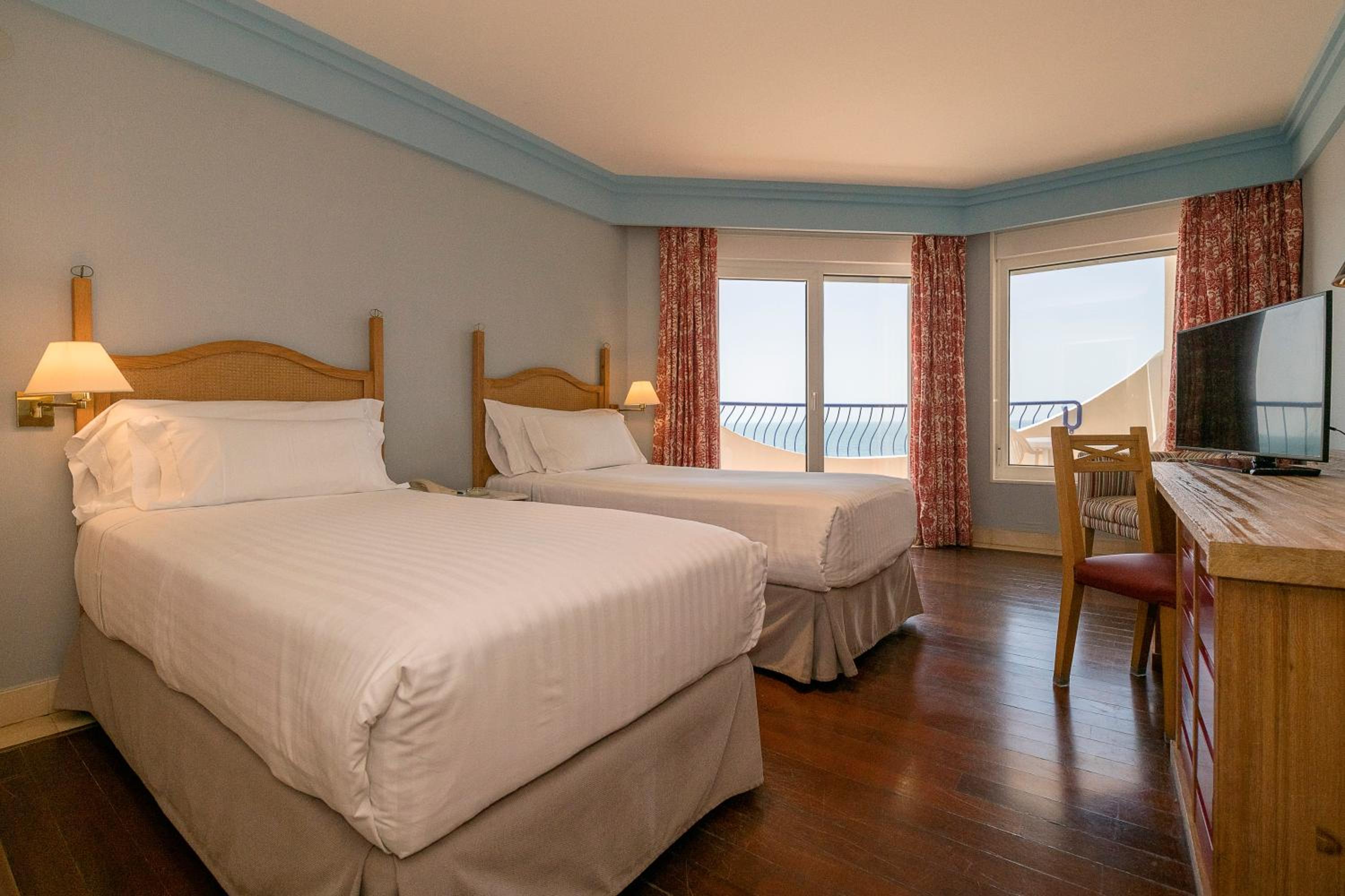 Double or Twin Room with Front Sea View - Photo 6