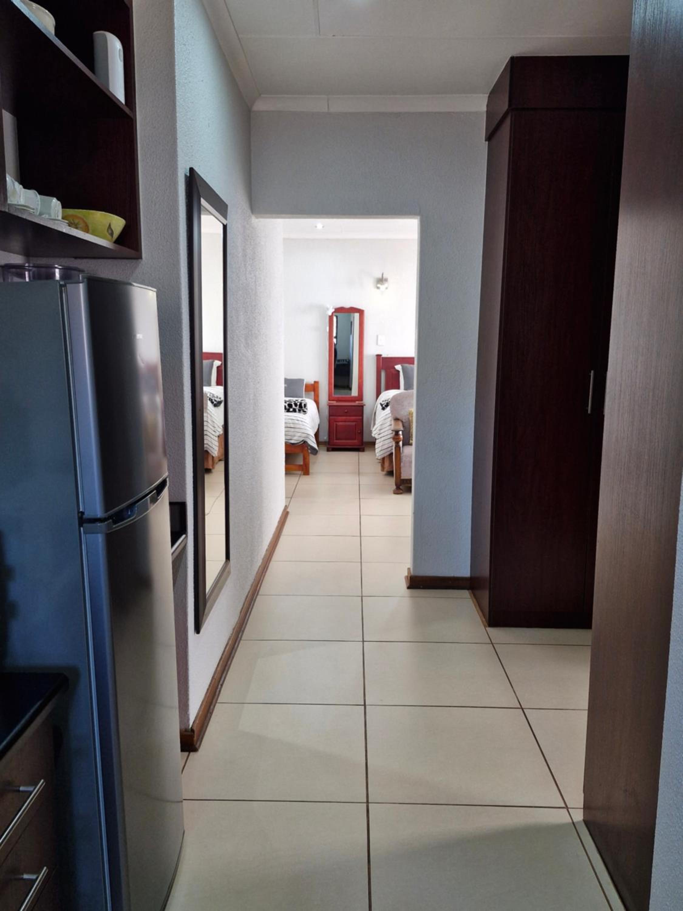 Large Twin Room - Photo 10
