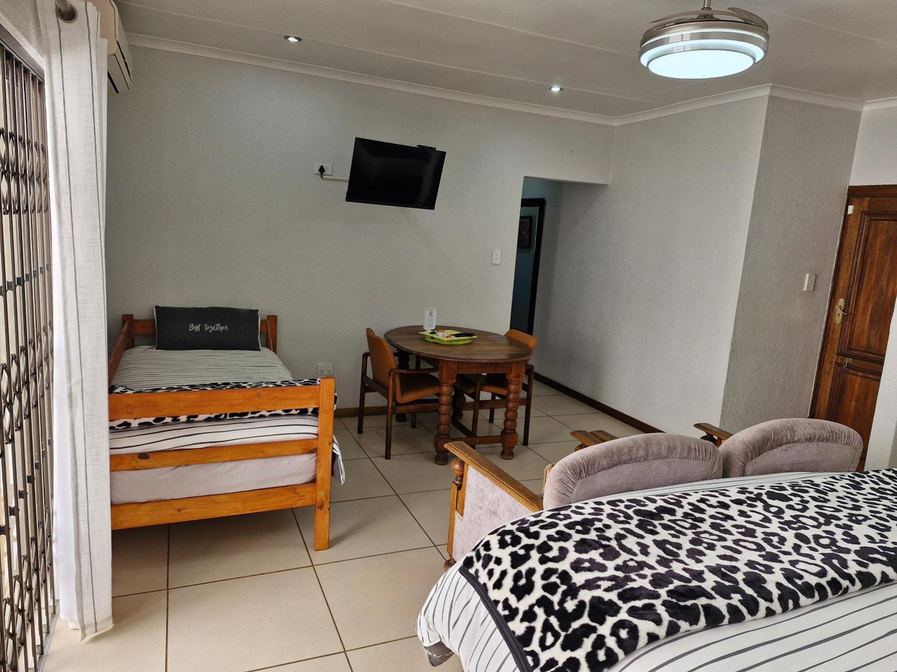 Large Twin Room - Photo 12