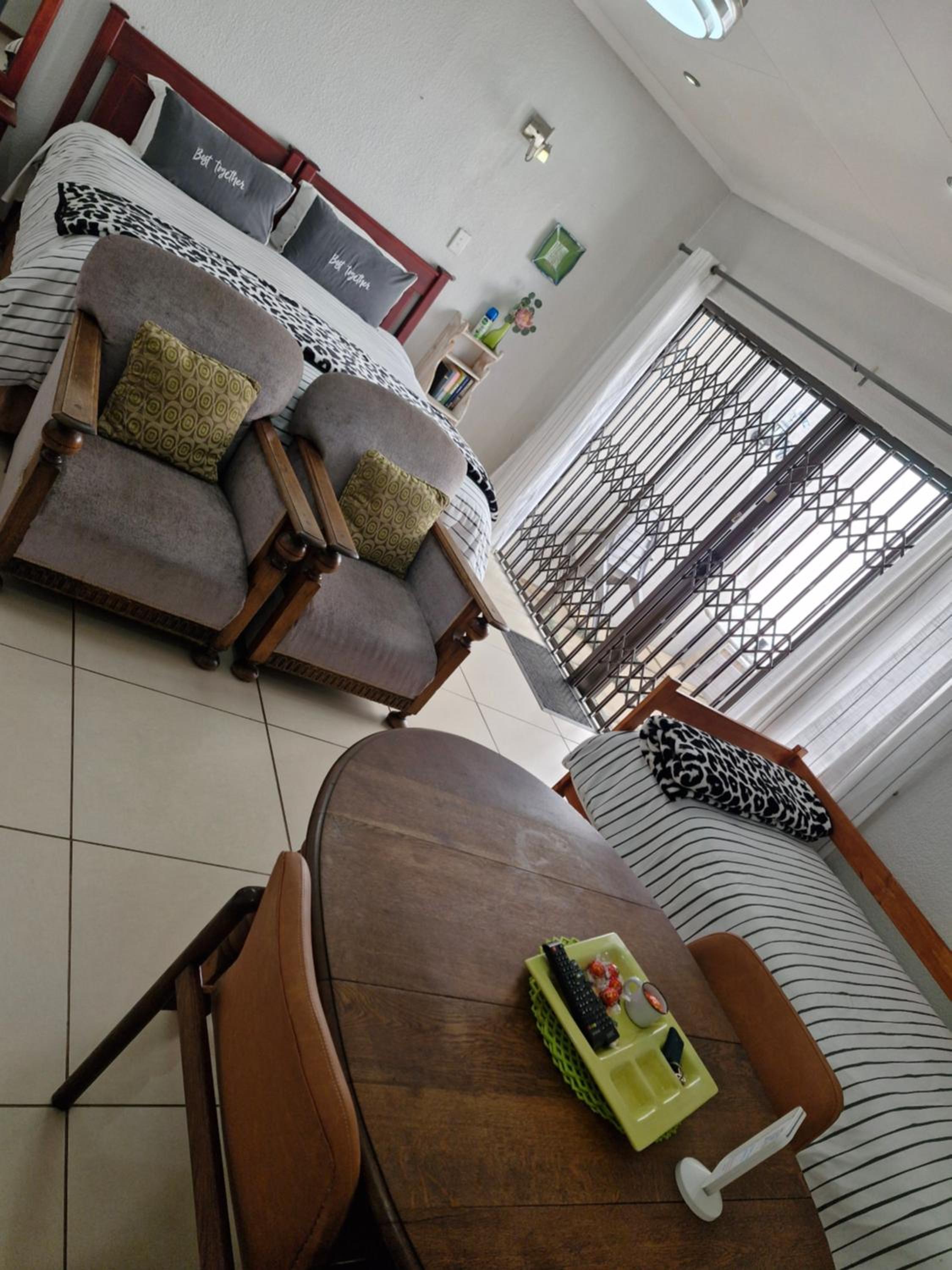 Large Twin Room - Photo 13