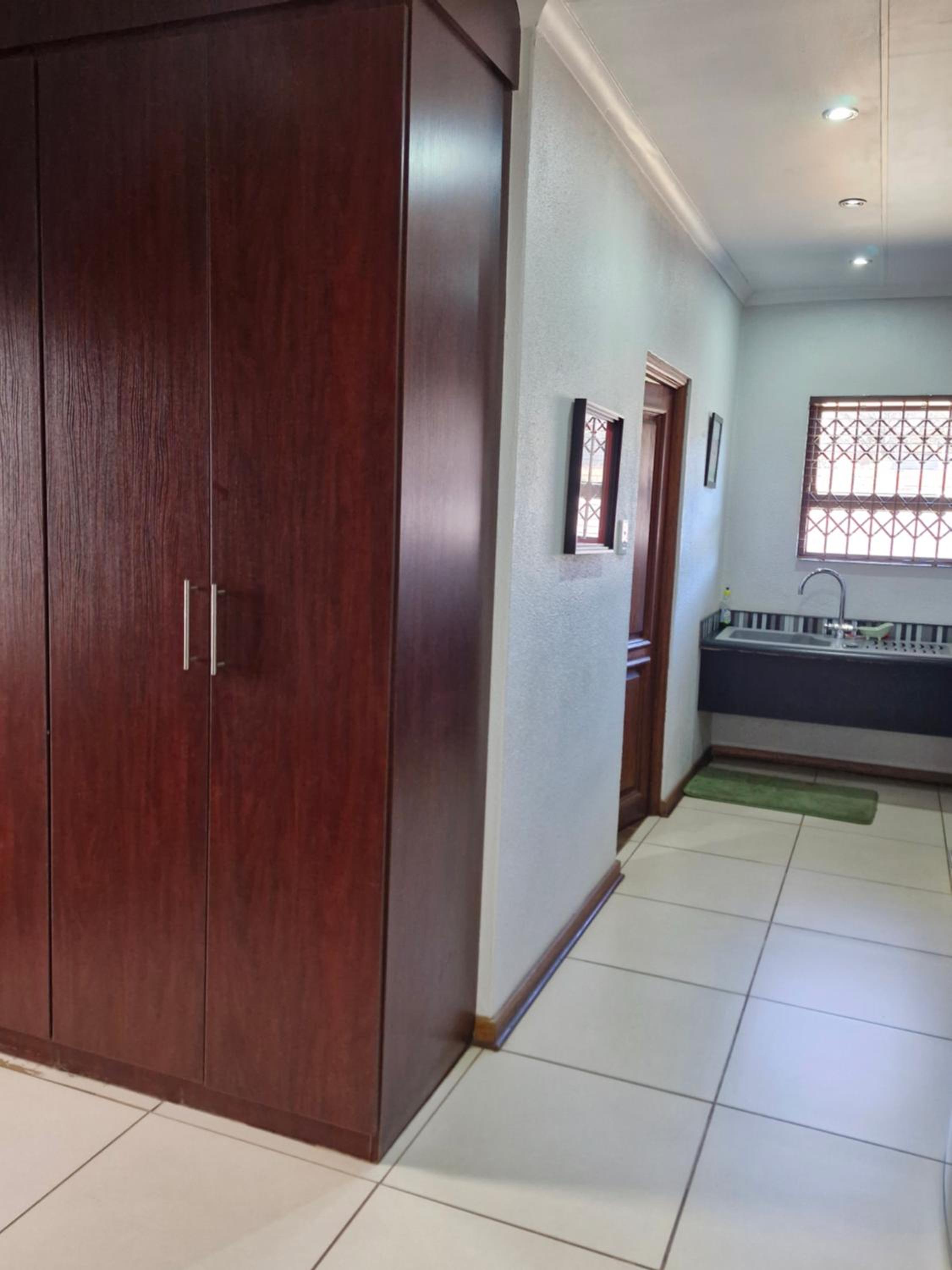 Large Twin Room - Photo 2