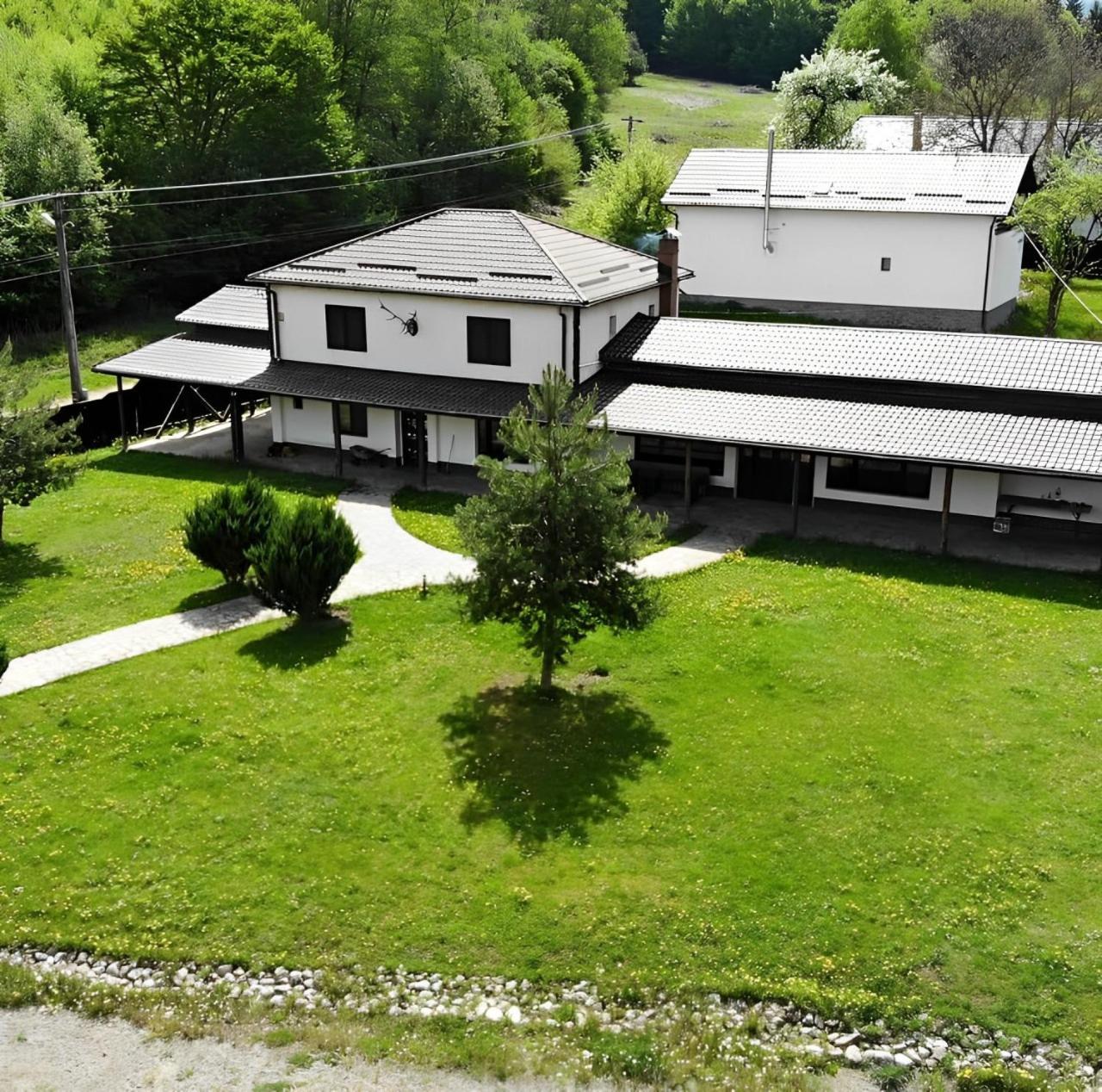 Five-Bedroom House photo 3
