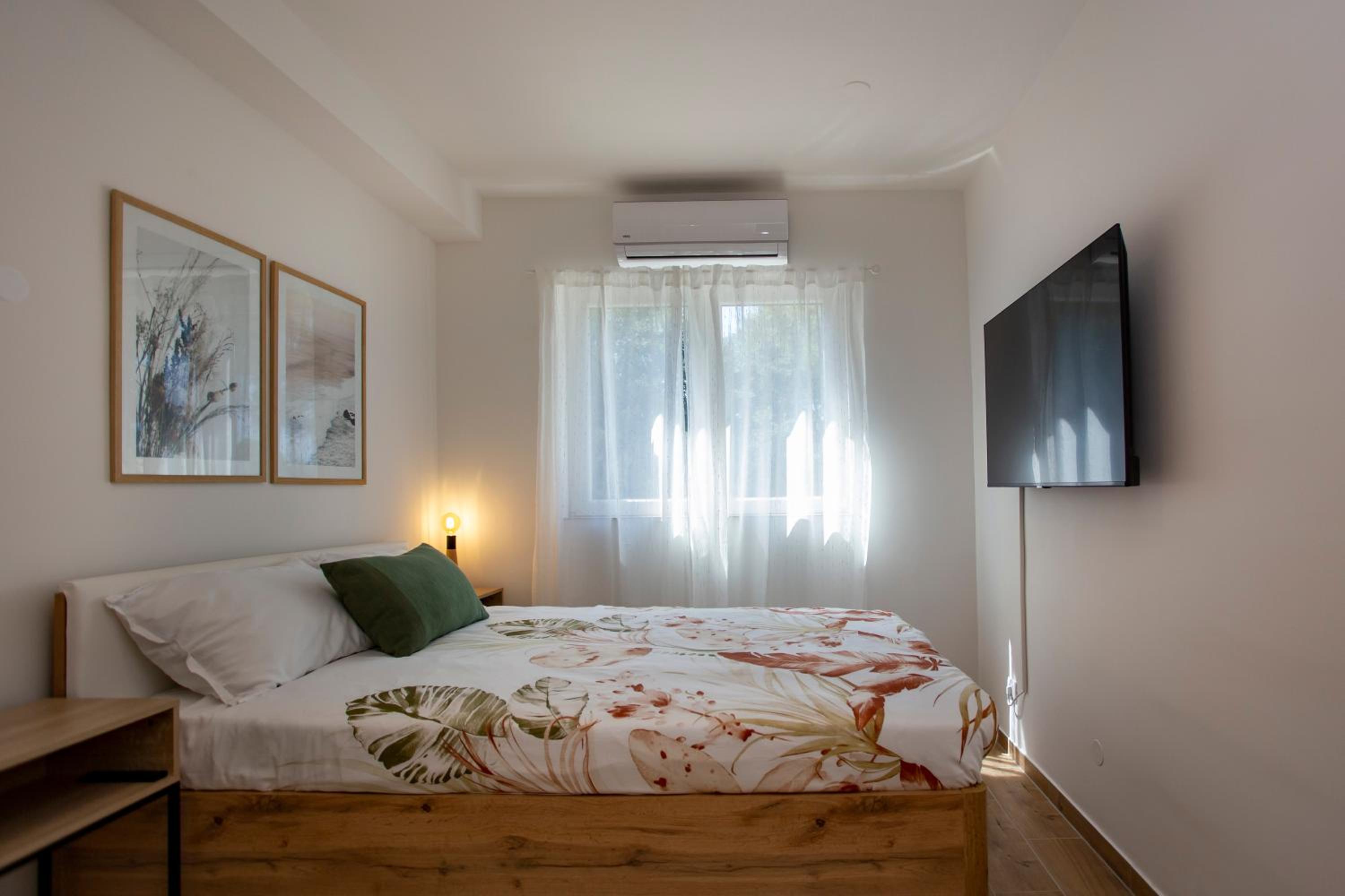 One-Bedroom Apartment photo 1