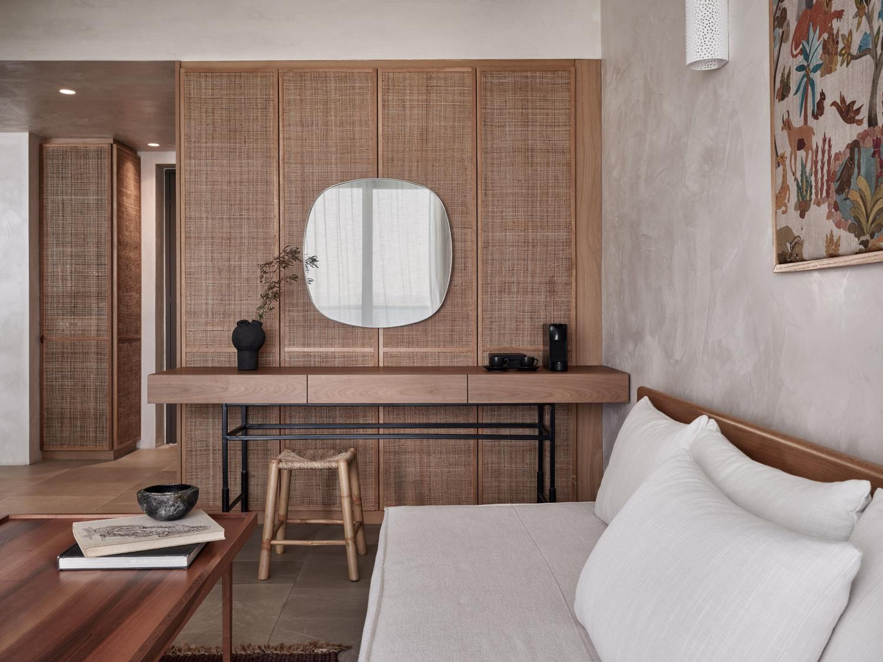 Suite with Pool View - Photo 4