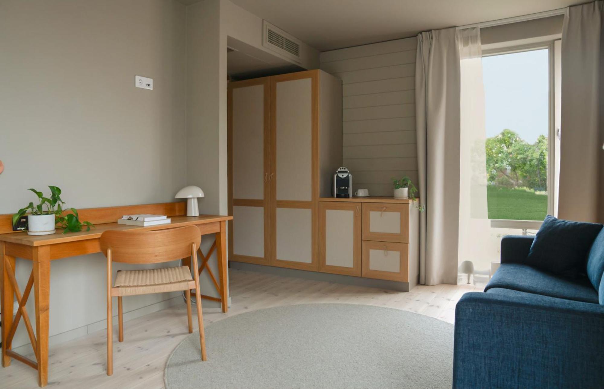 Family Room with Garden View - Photo 1
