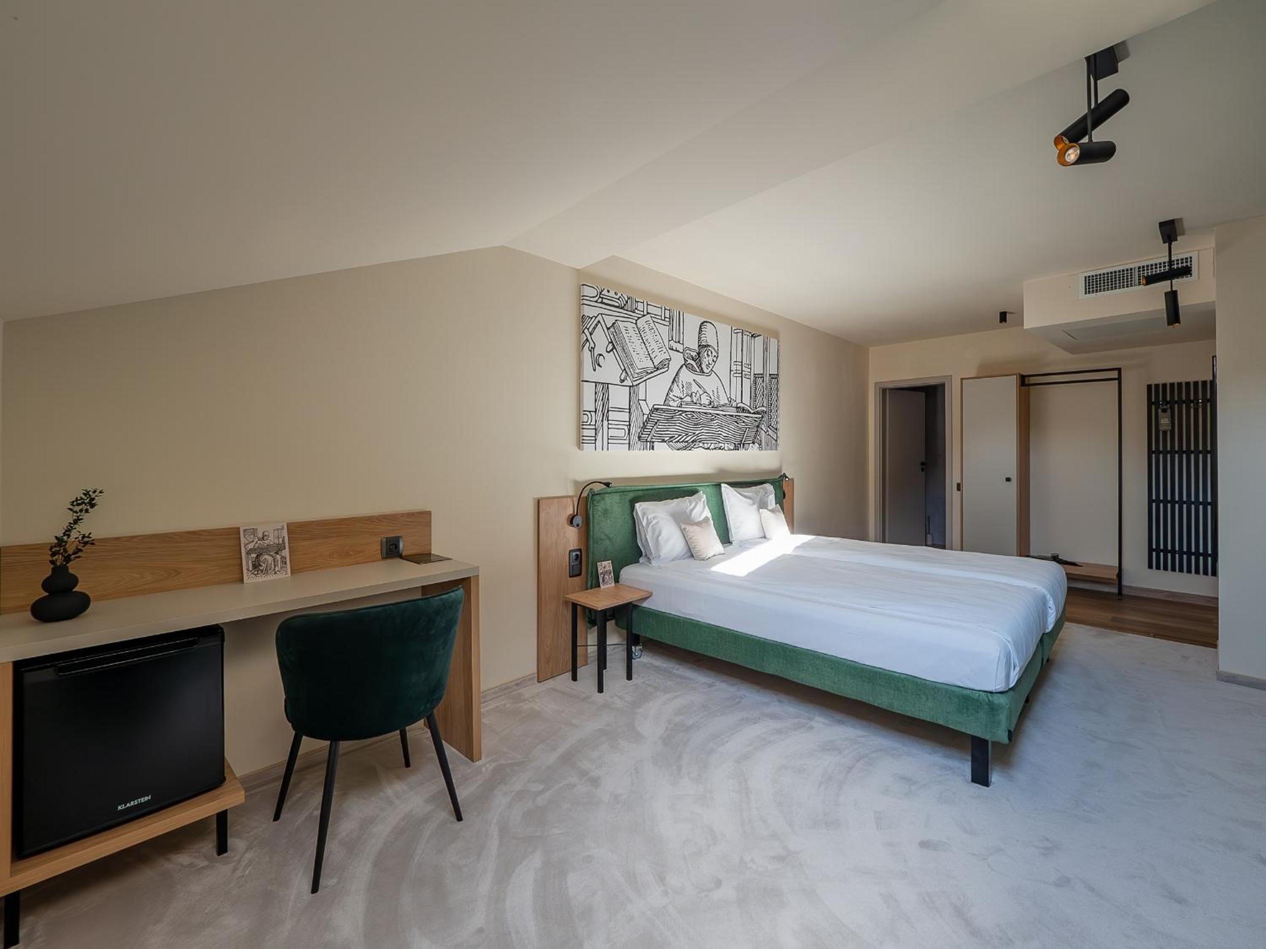 Deluxe Queen Room - Photo 3