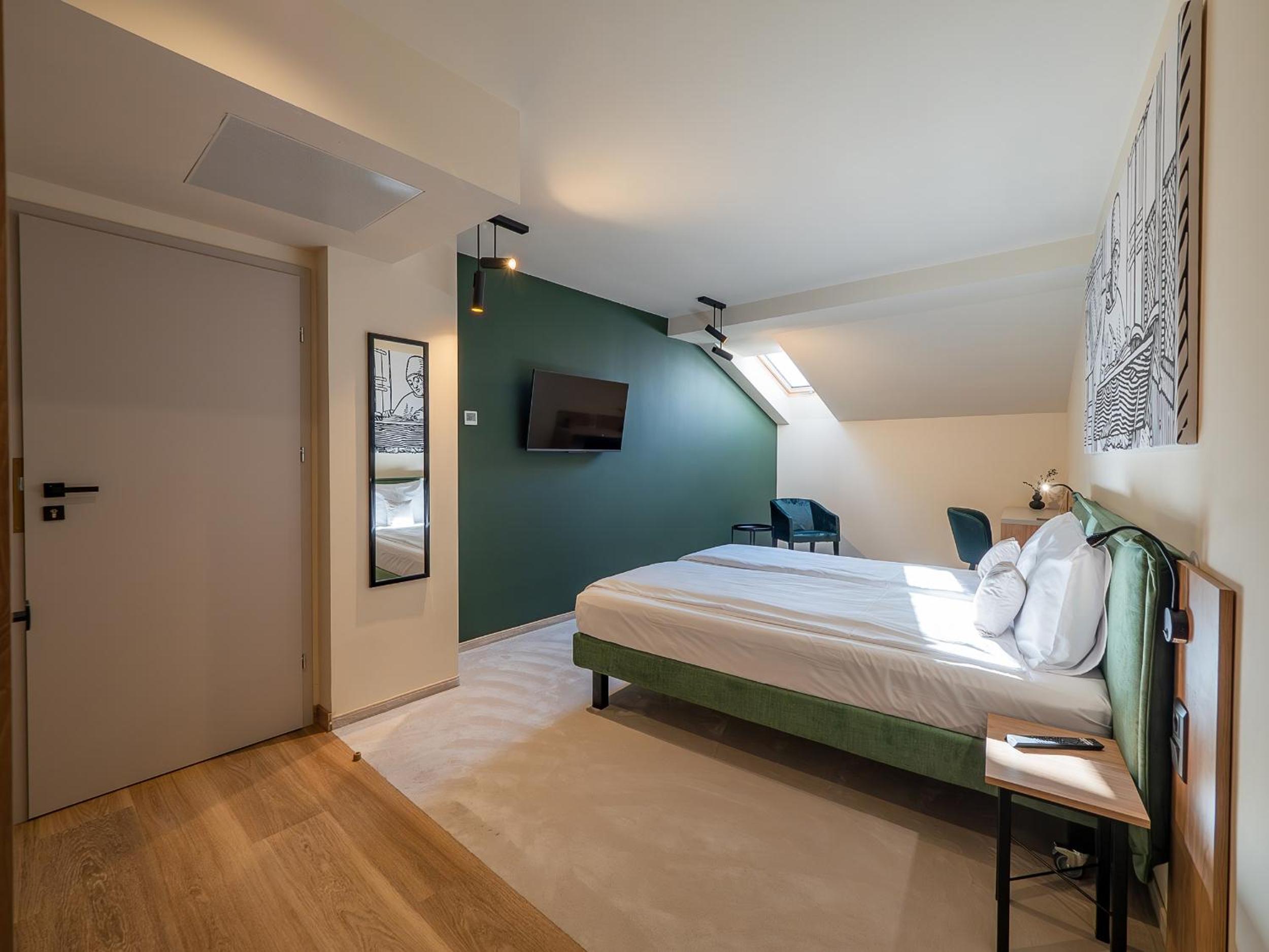 Deluxe Queen Room - Photo 1
