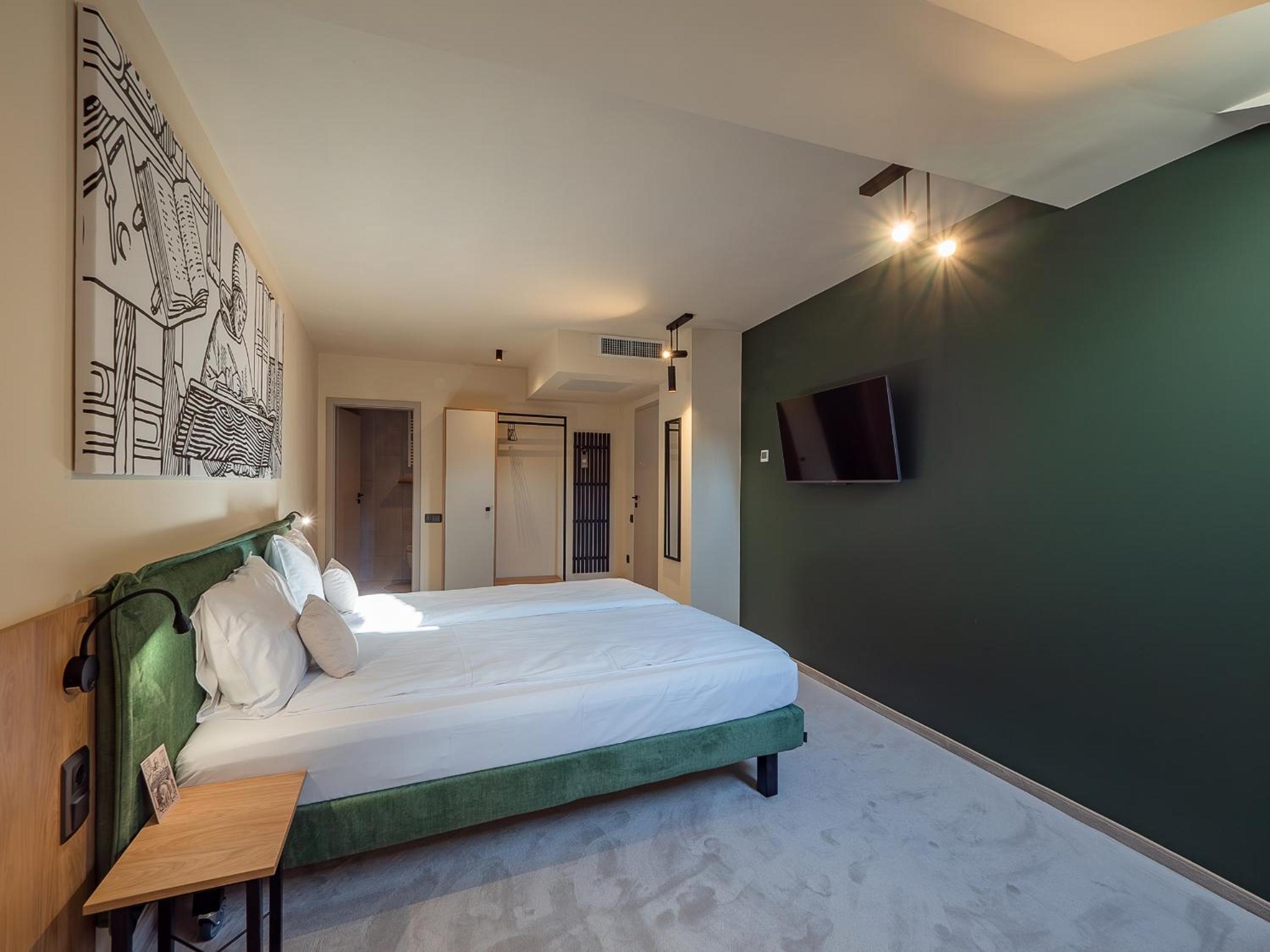 Deluxe Queen Room - Photo 11
