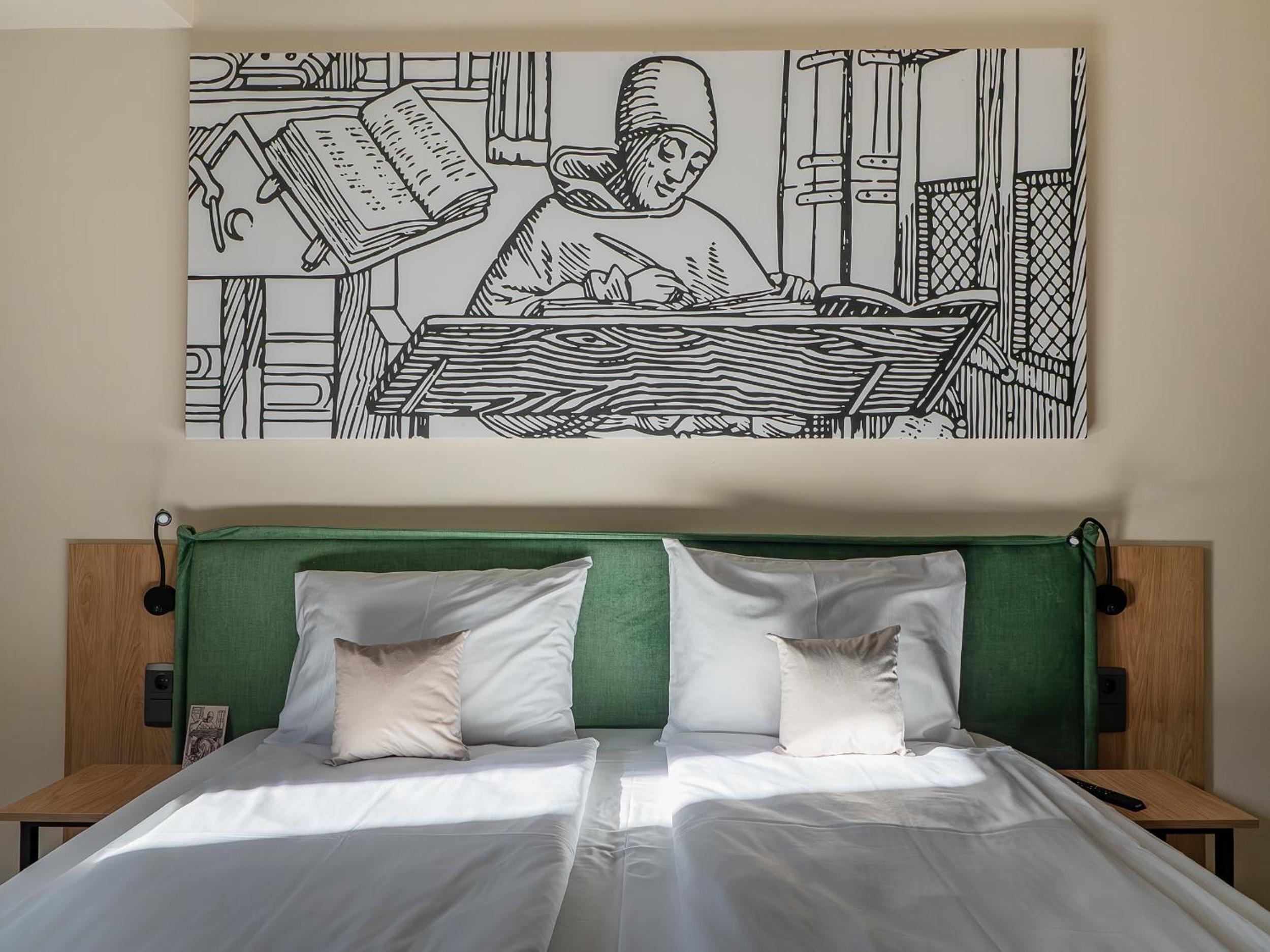 Deluxe Queen Room - Photo 10
