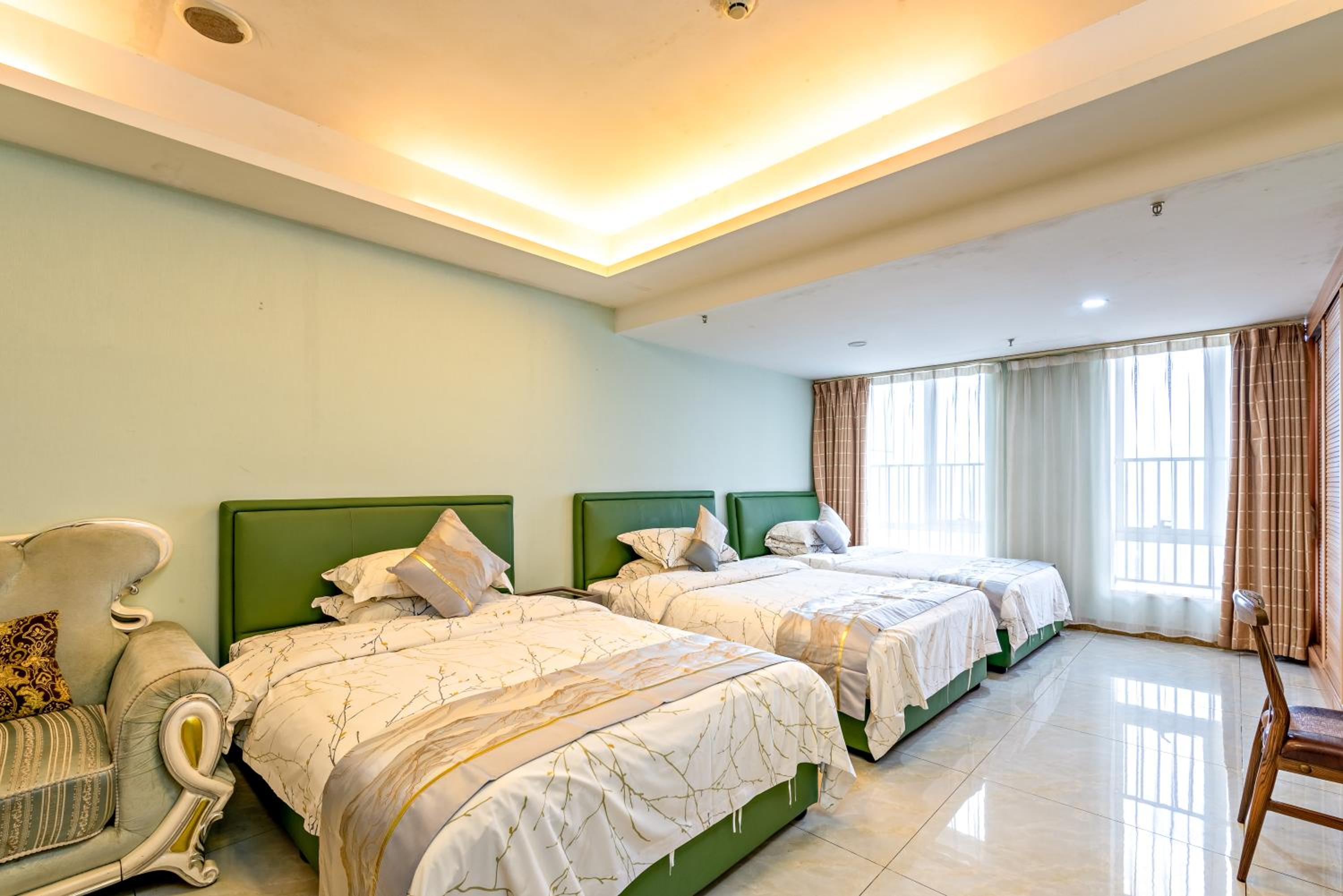 Standard Triple Room with City View - Photo 3