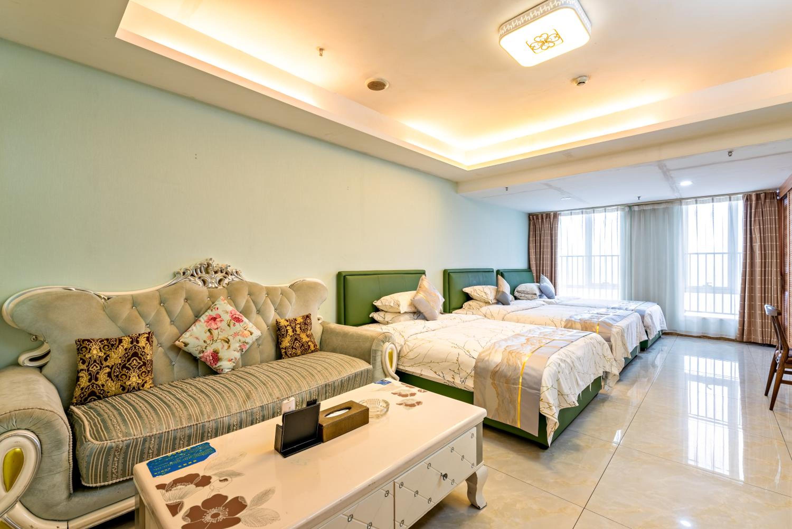 Standard Triple Room with City View - Photo 8