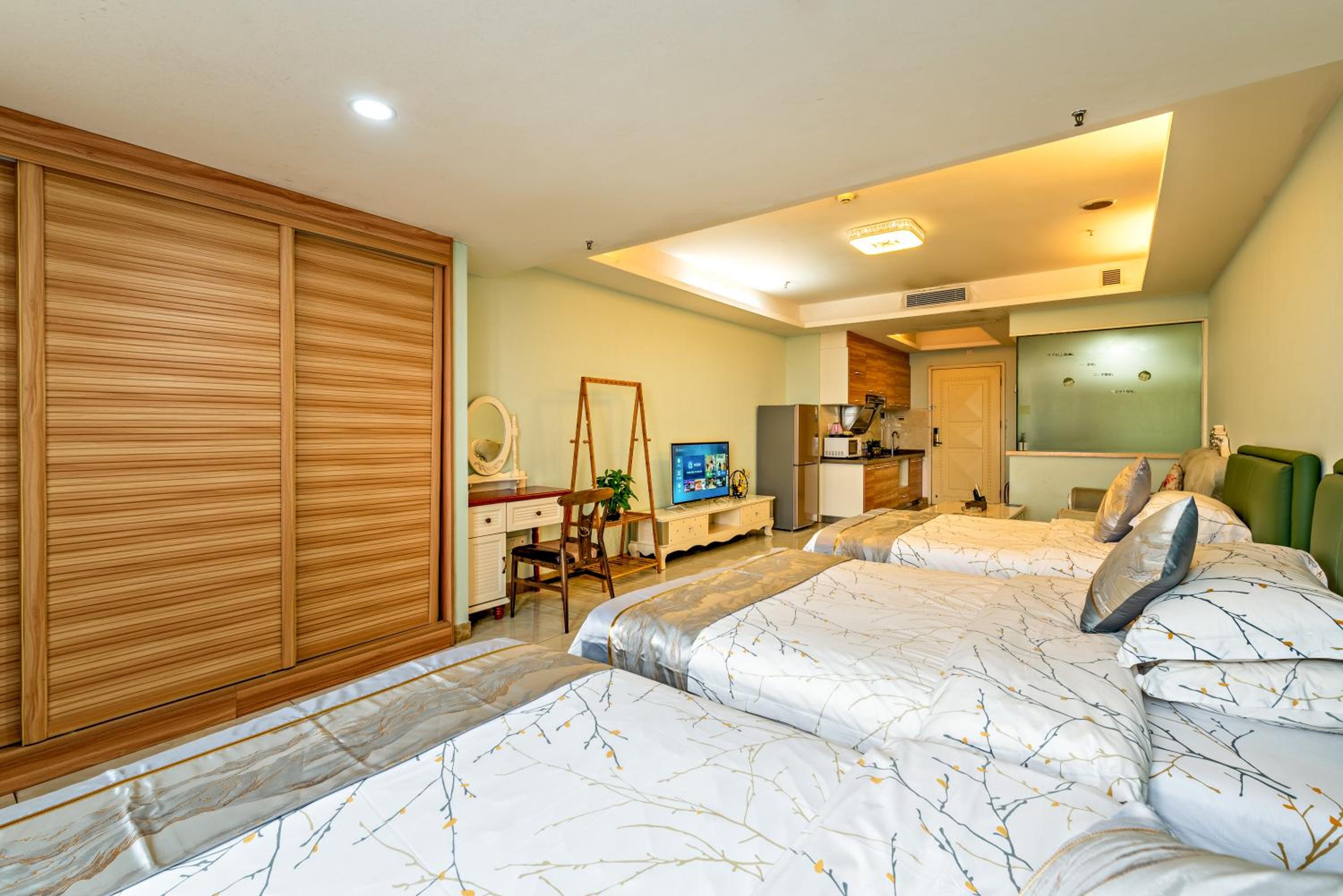Standard Triple Room with City View - Photo 20