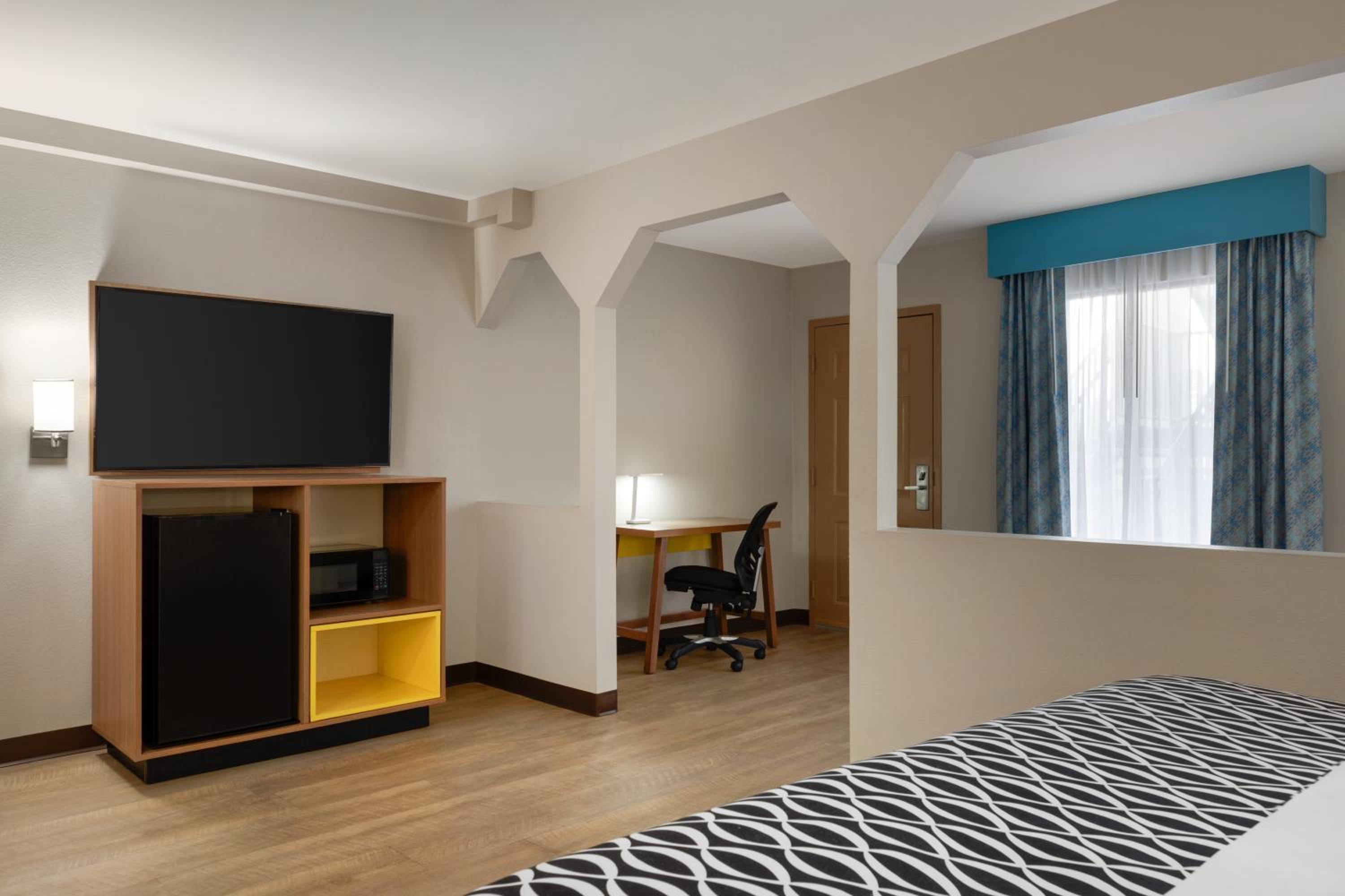 King Suite -  Non-Smoking - Photo 4