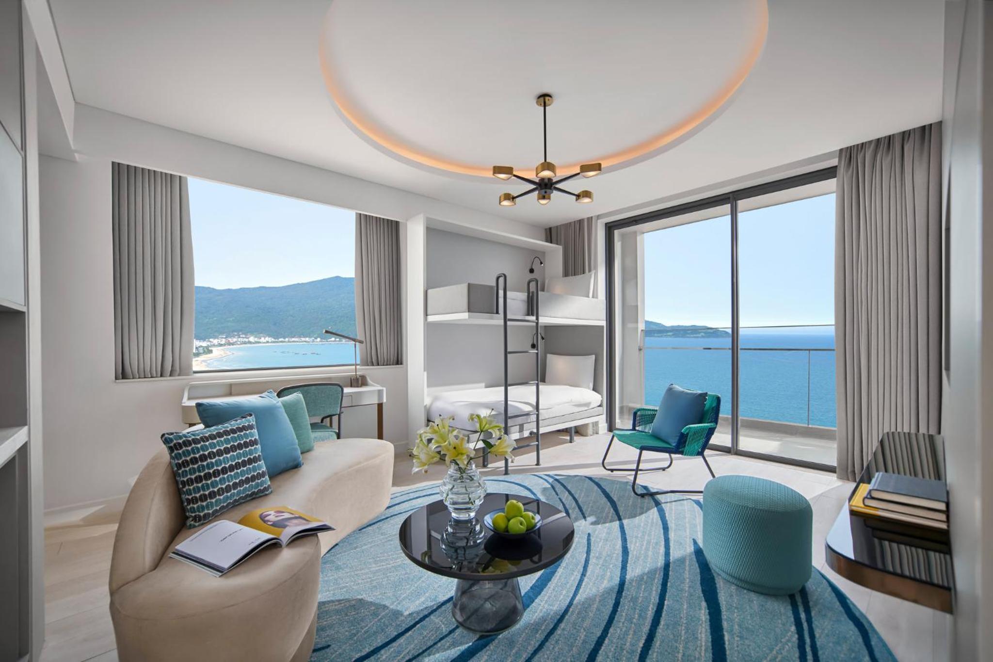 Family Suite Balcony Seaview with One King and One Bunk bed photo 3