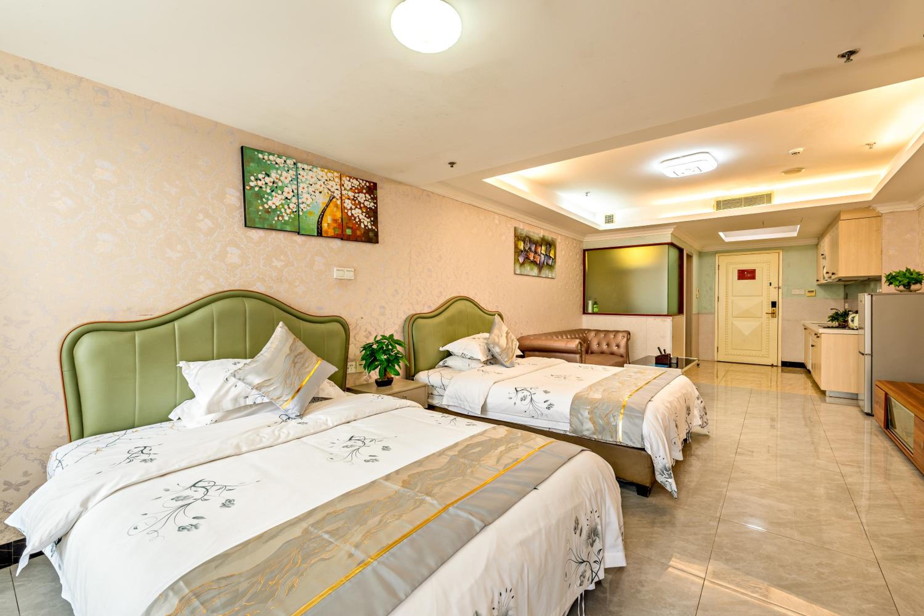Deluxe Twin Room with City View - Photo 10