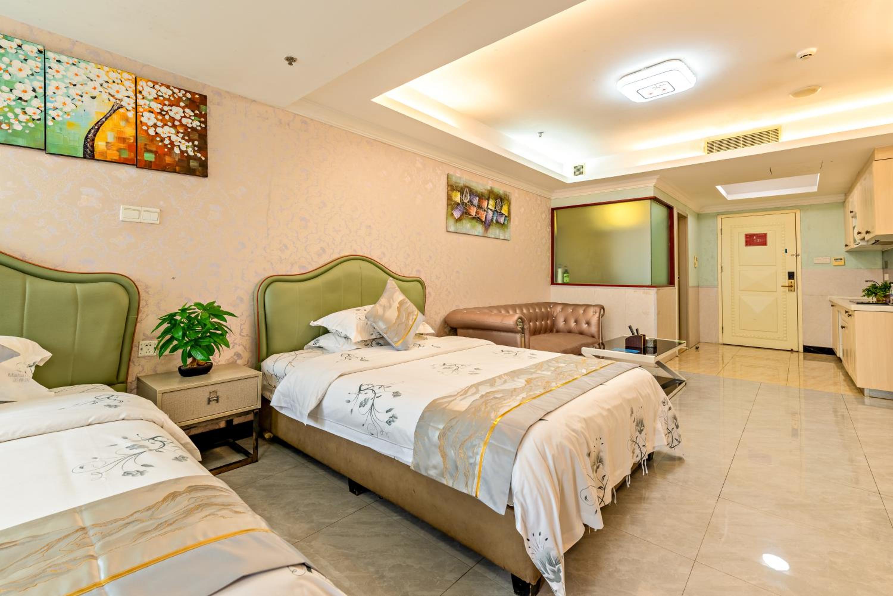Deluxe Twin Room with City View - Photo 8
