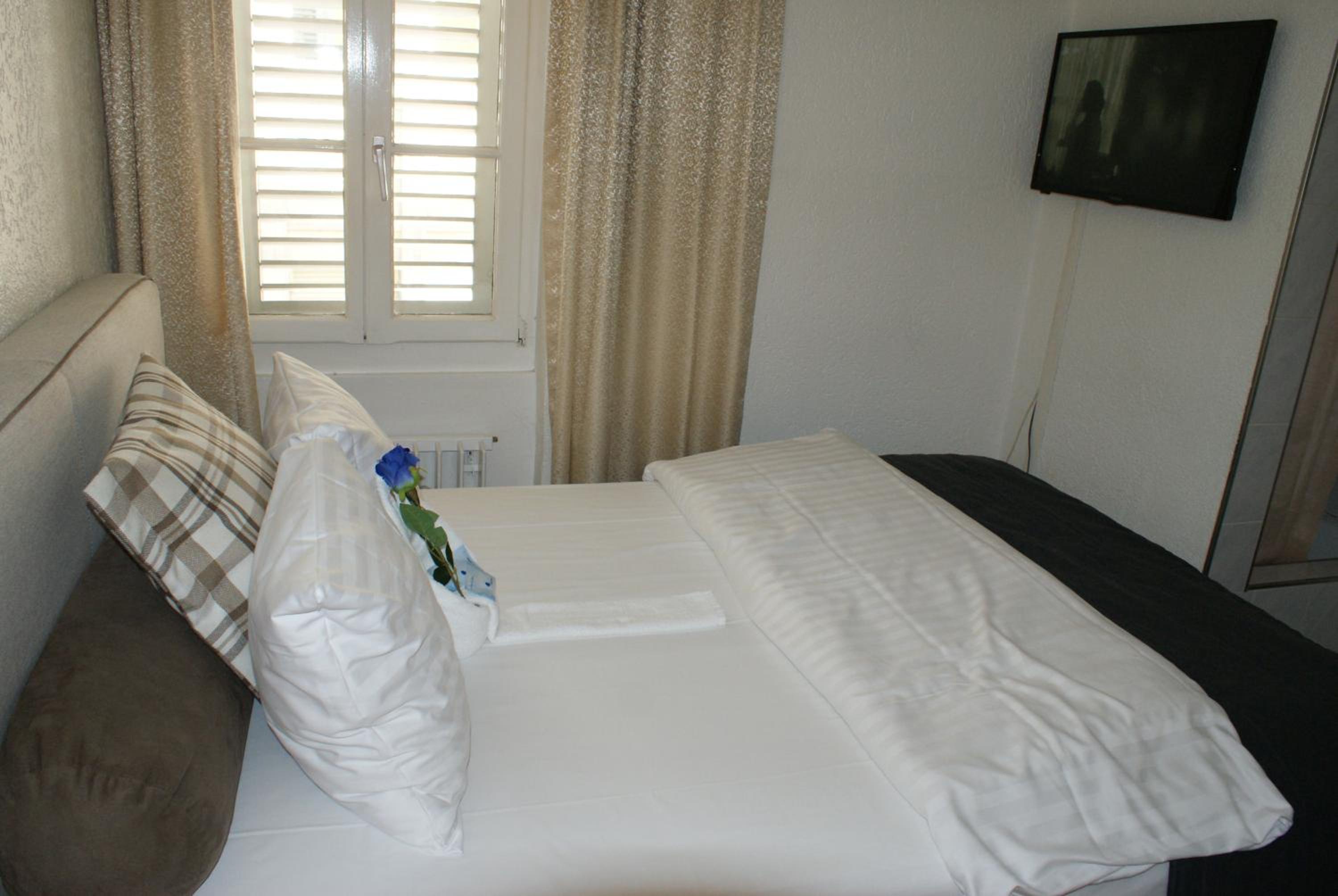 Double Room with Shower and Shared Toilet photo 3