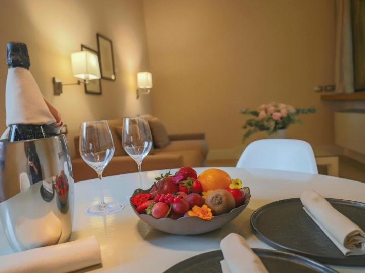 Suite with Spa Access - Photo 3
