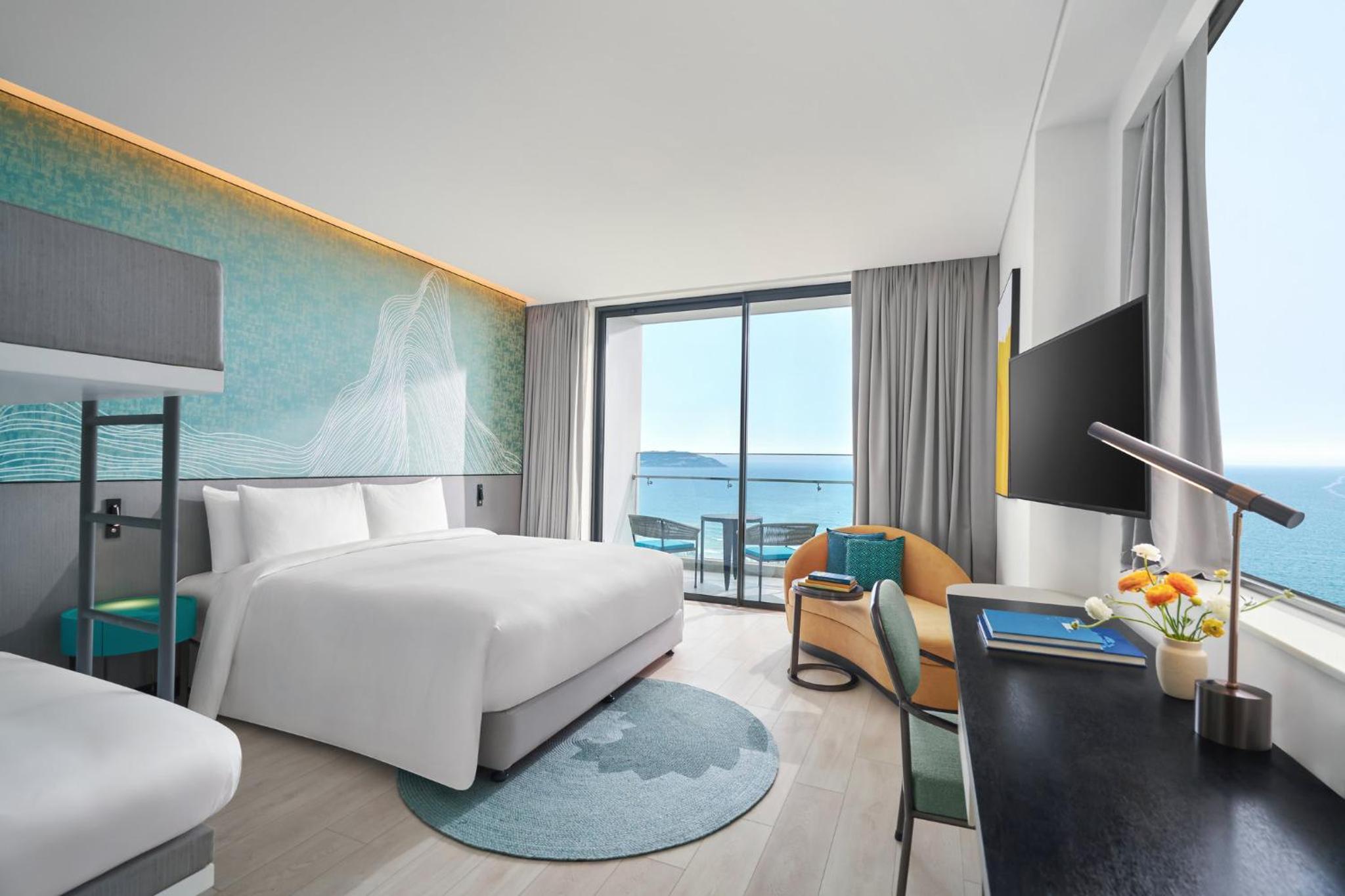 Family Balcony Seaview Room with One King and One Bunk Bed - Photo 5