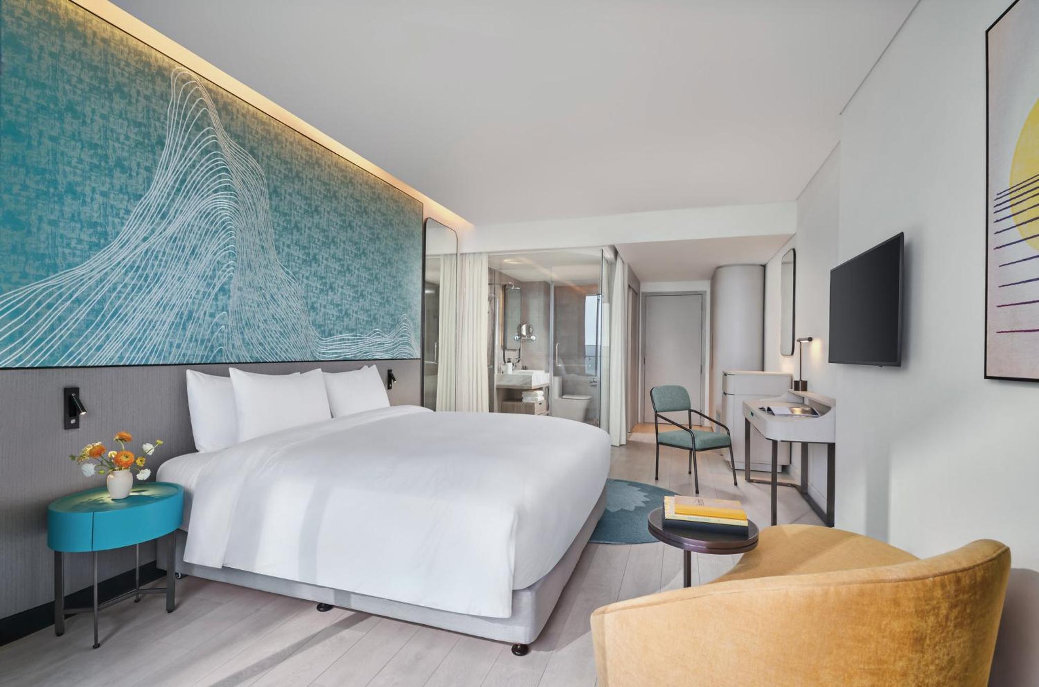 Deluxe King Room with Sea View and Balcony - Photo 4