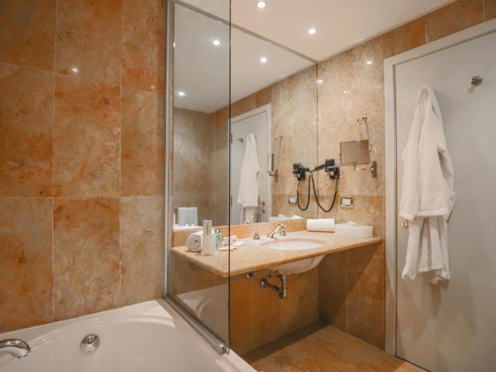 Suite with Spa Access - Photo 4
