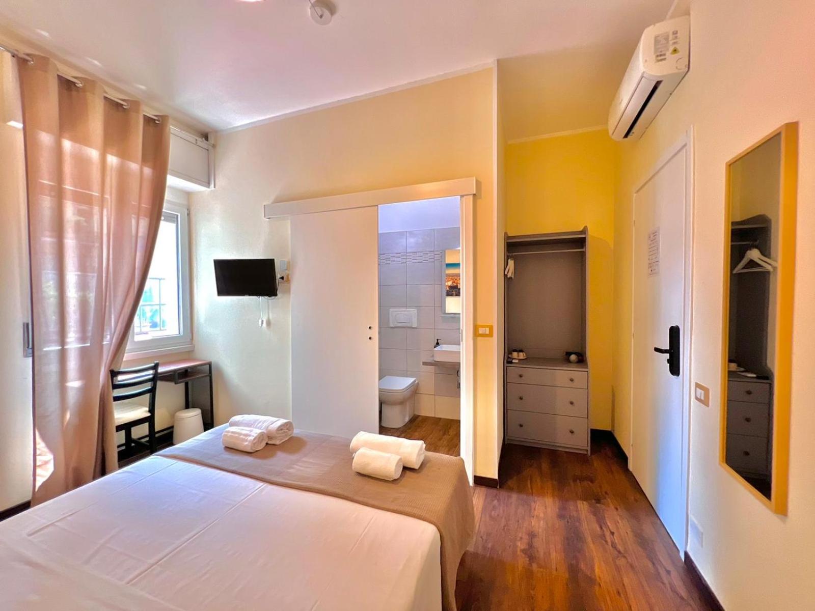 Double Room with Private Bathroom - Photo 8