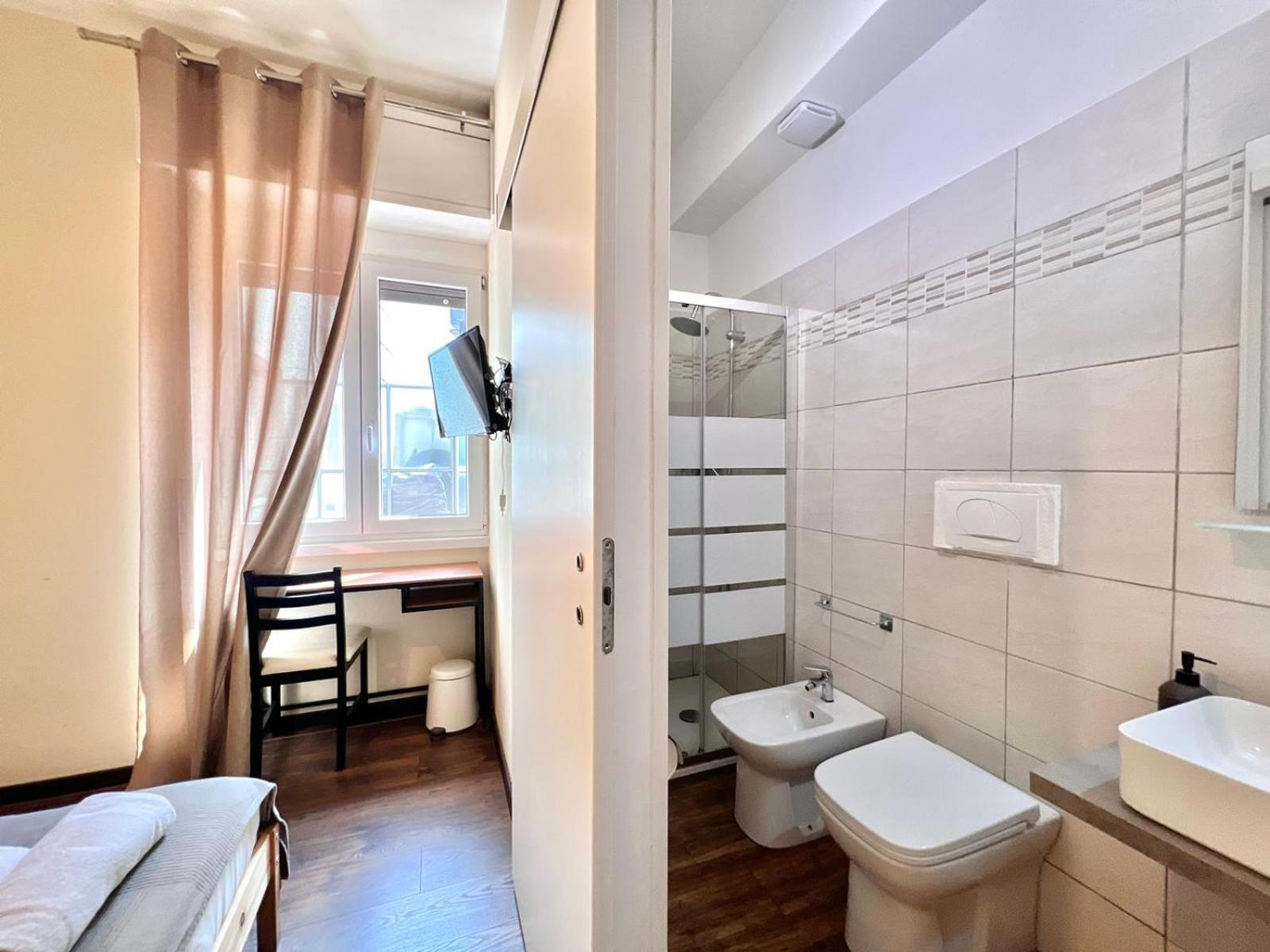 Double Room with Private Bathroom - Photo 4