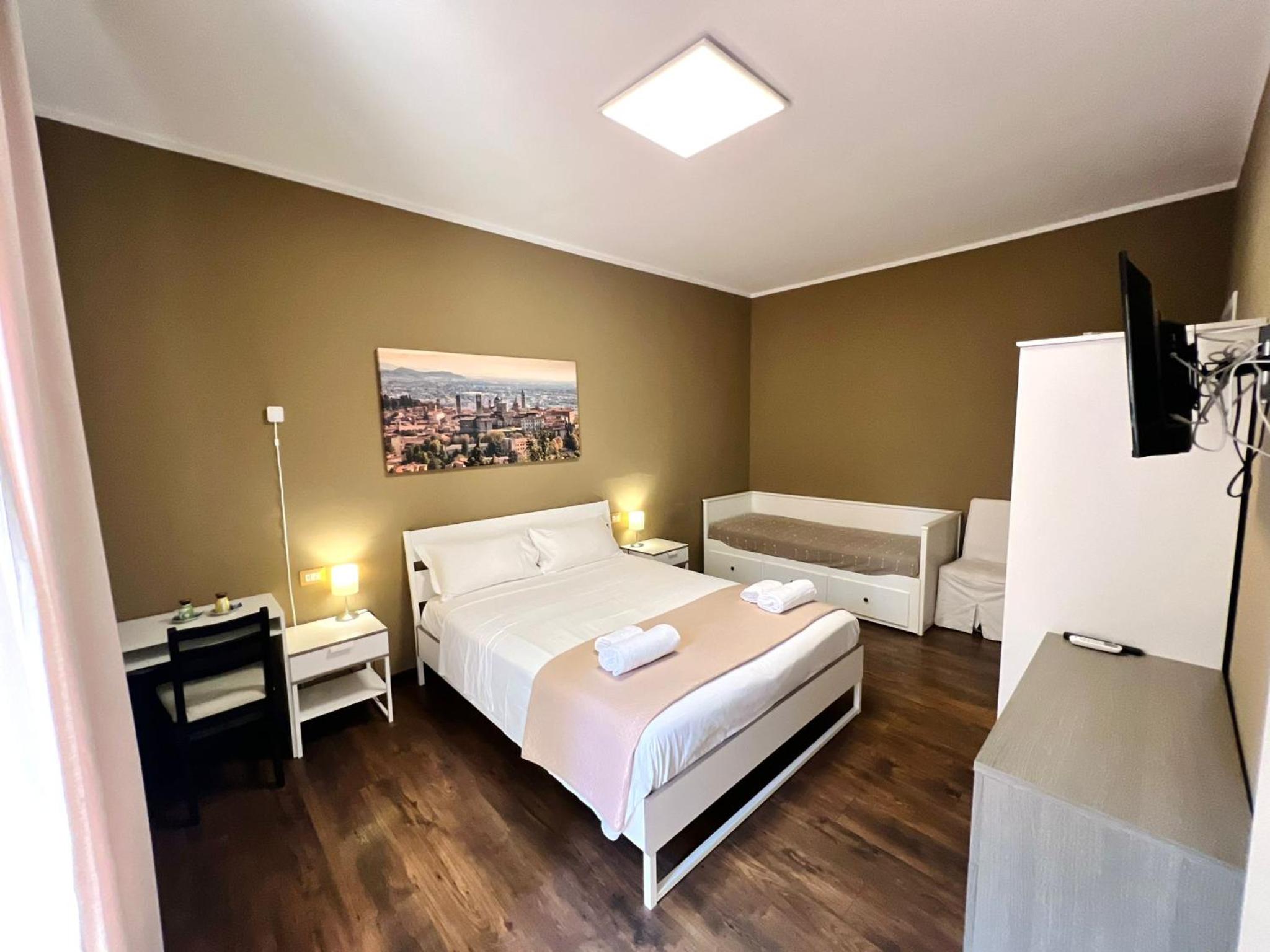 Double or Twin Room with Private Bathroom - Photo 3