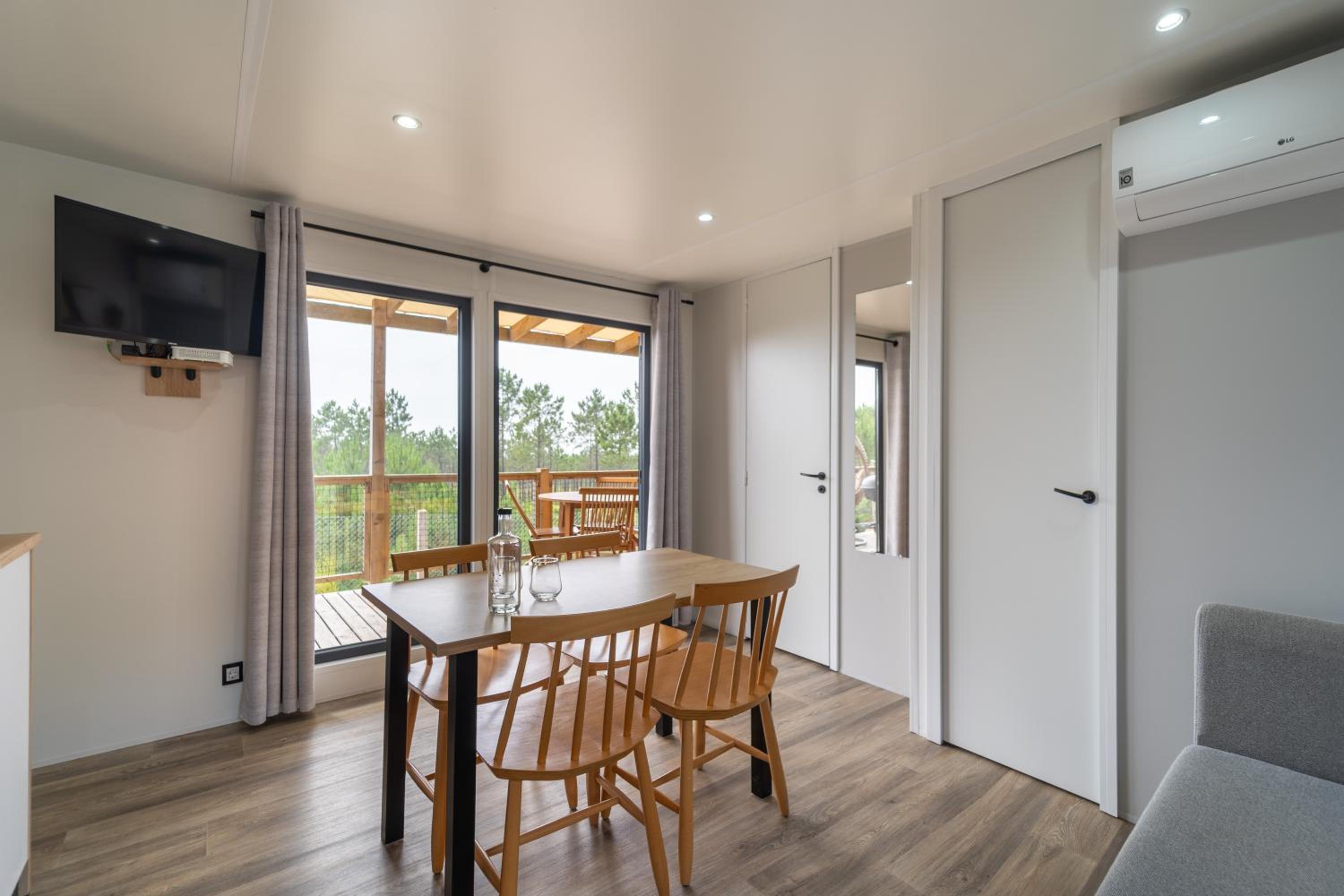 Deluxe Two-Bedroom Bungalow with Panoramic View photo 3