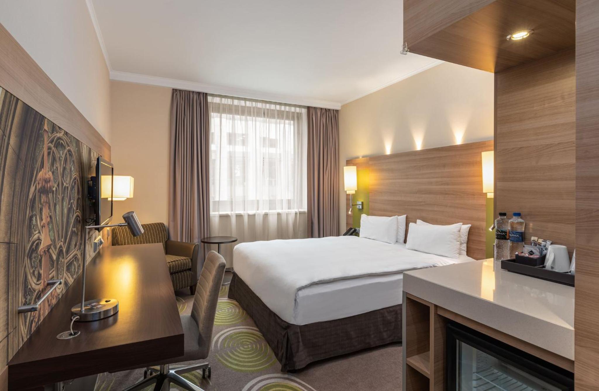 Queen Room With Atrium View