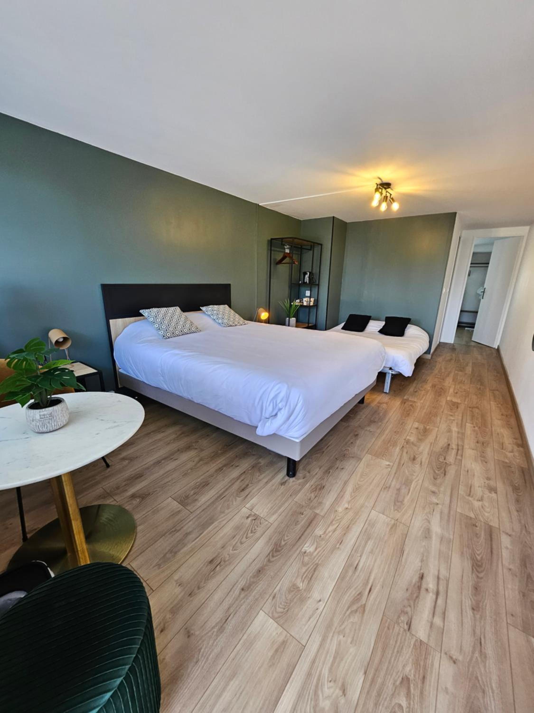 Family Room - 1 Double Bed 2 Single Beds 1 Sofa Bed - Photo 1