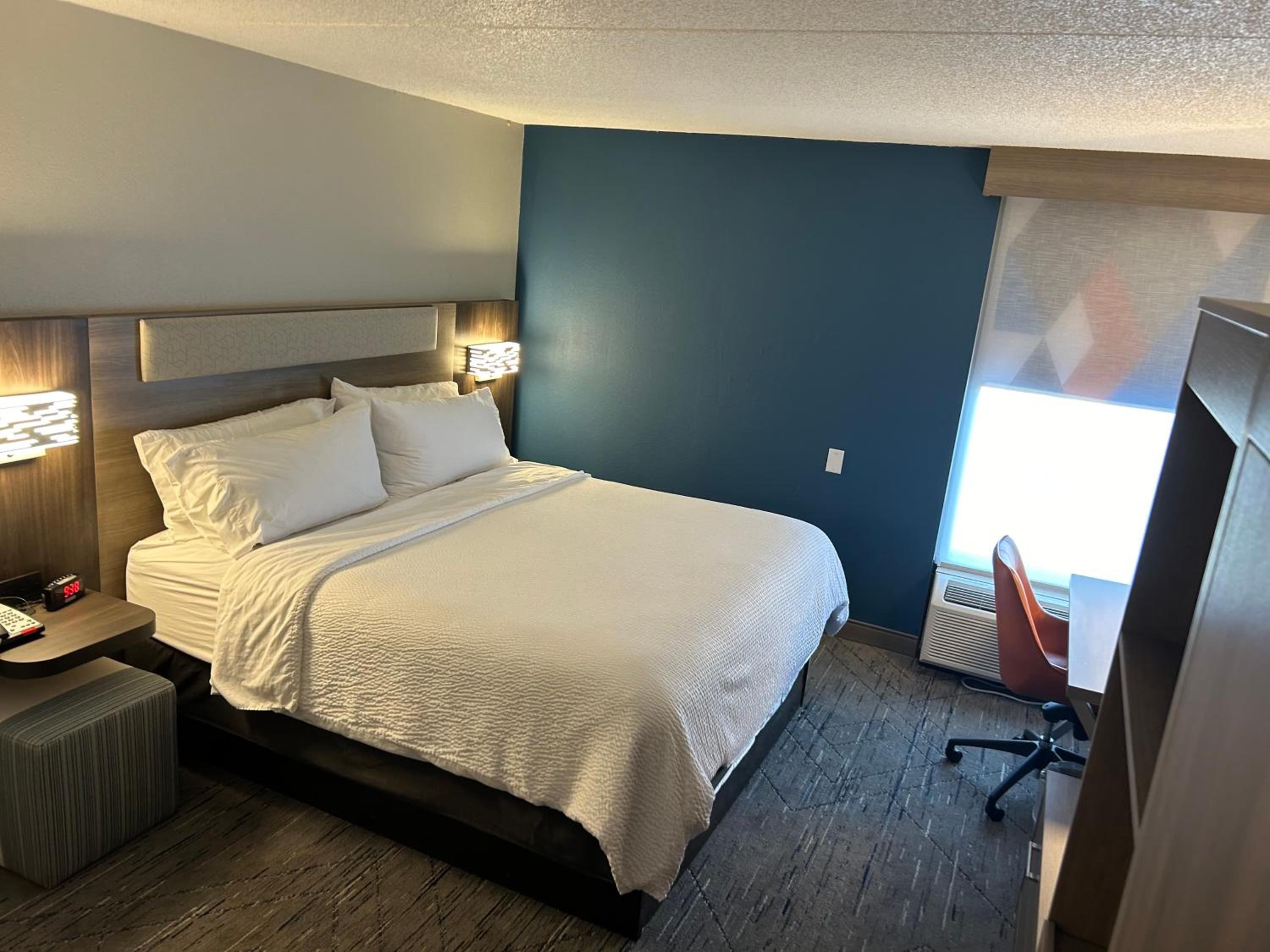 Standard King Room with Extra Floor Space - Photo 11