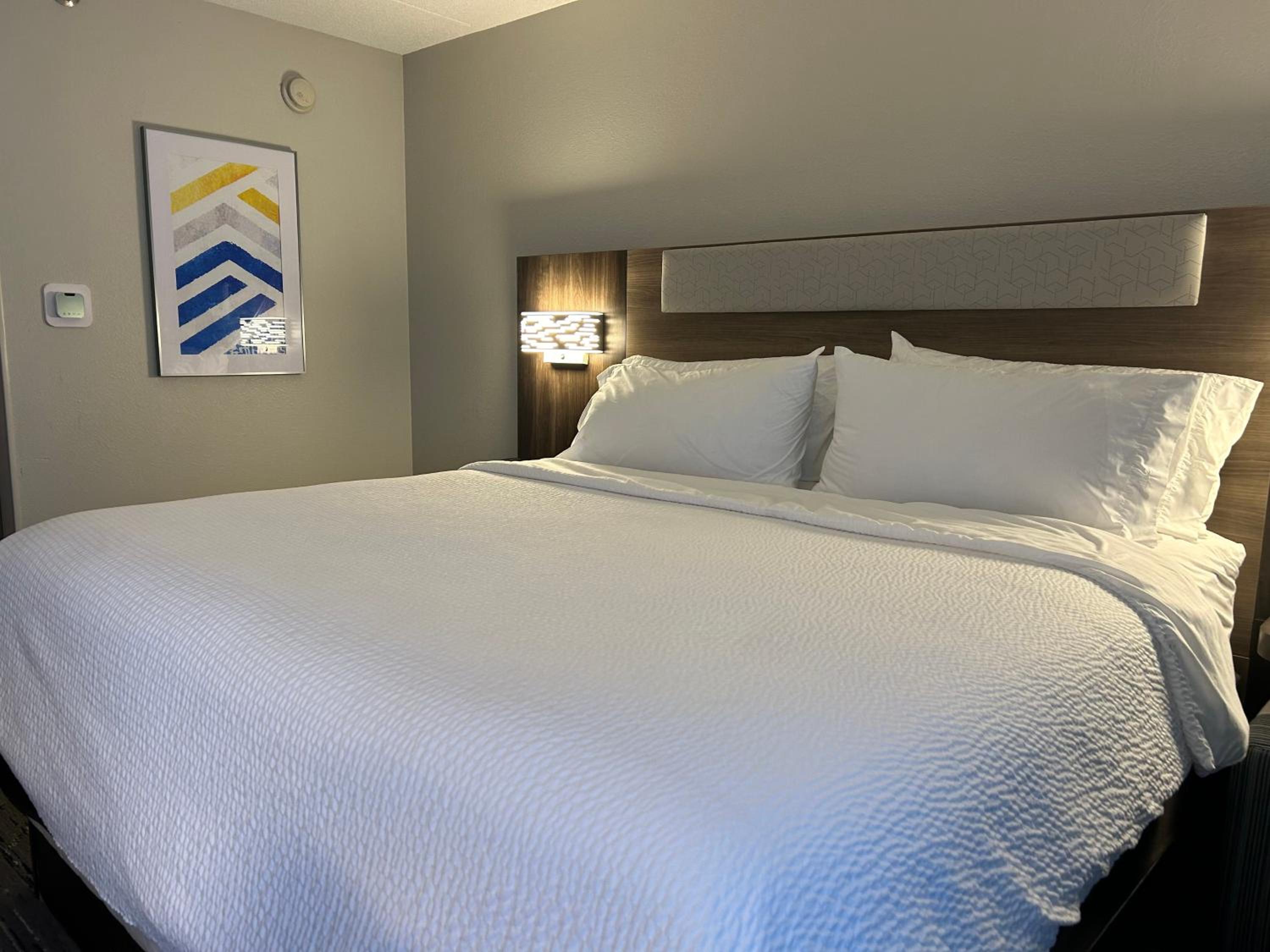 Standard King Room - Photo 9