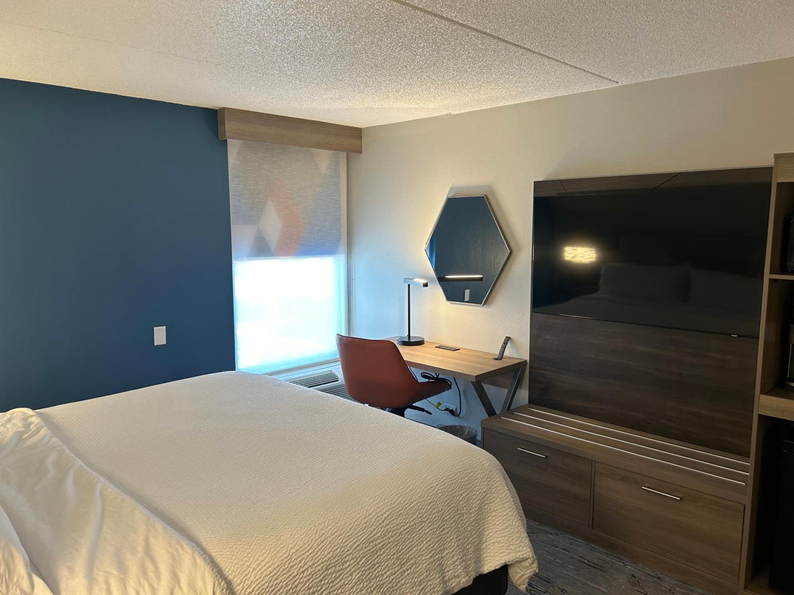 Standard King Room with Extra Floor Space - Photo 14