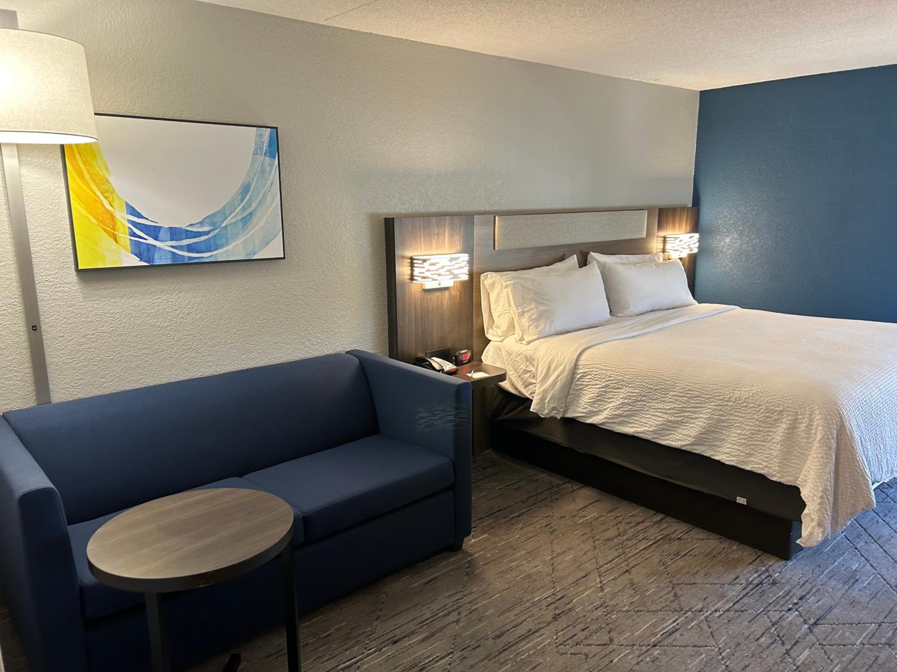 Standard King Room with Sofa Bed - Photo 19