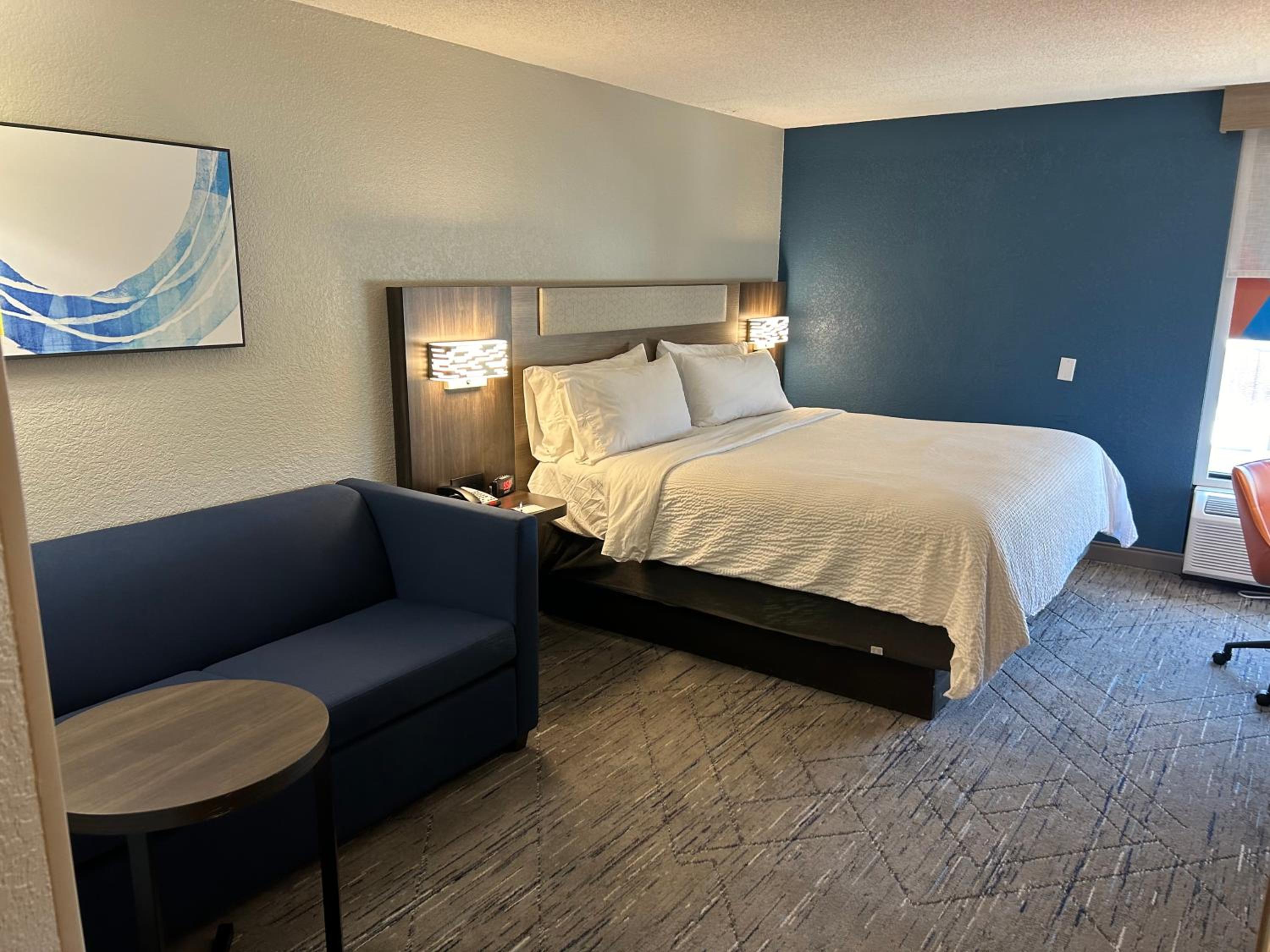 Standard King Room with Sofa Bed - Photo 9