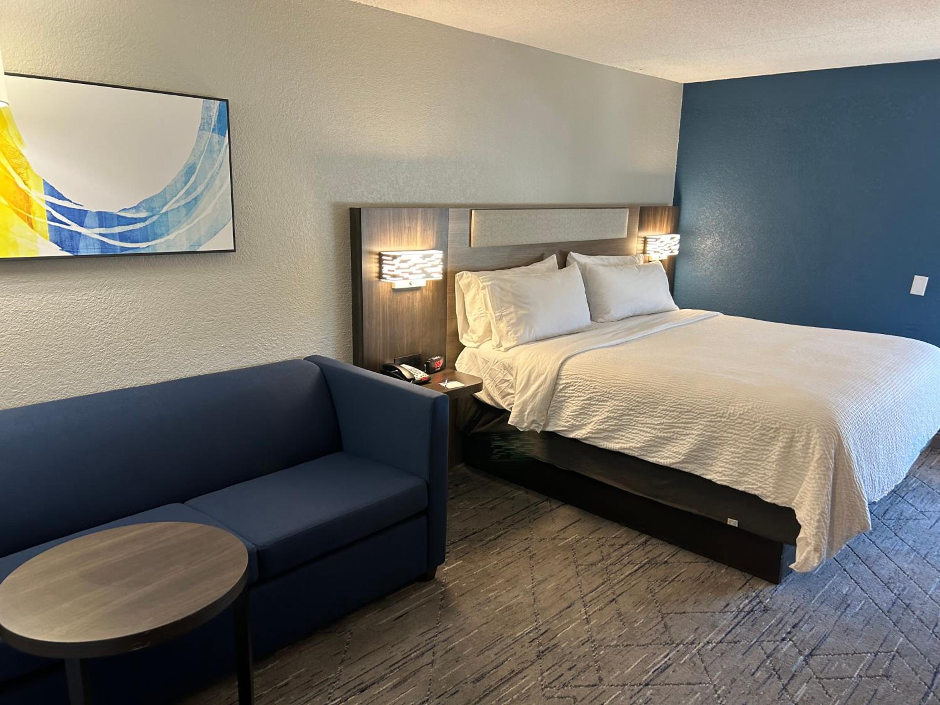 Standard King Room with Sofa Bed - Photo 10