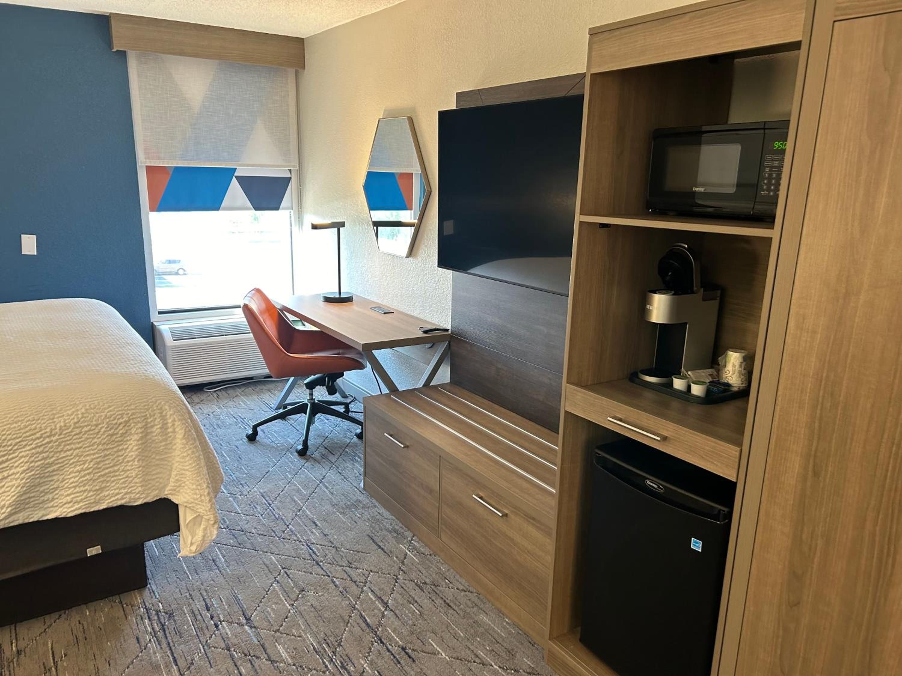 Standard King Room with Extra Floor Space - Photo 17