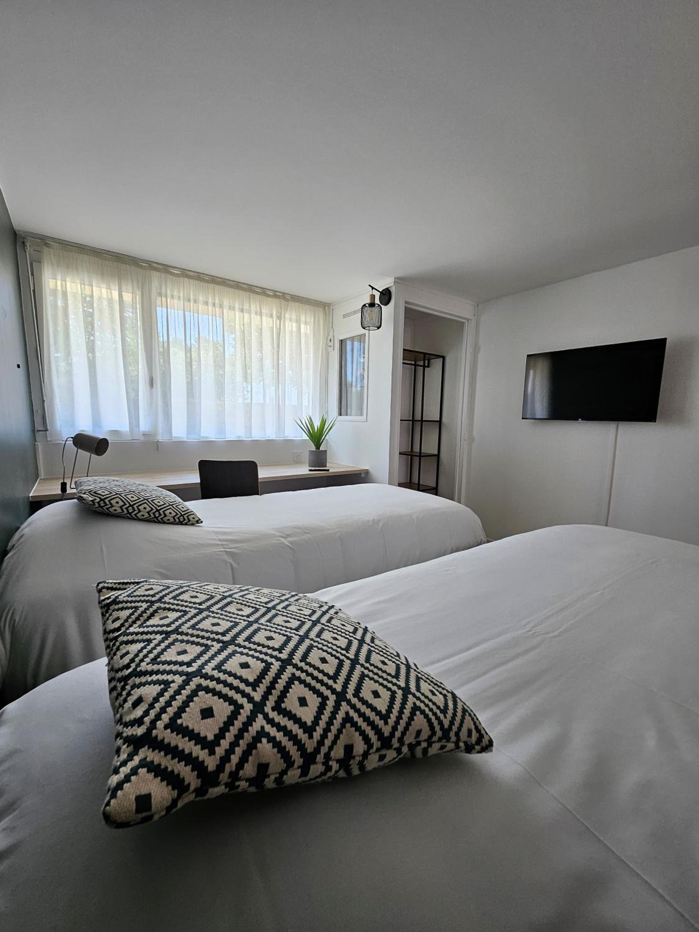 Family Room - 1 Double Bed 2 Single Beds 1 Sofa Bed - Photo 2