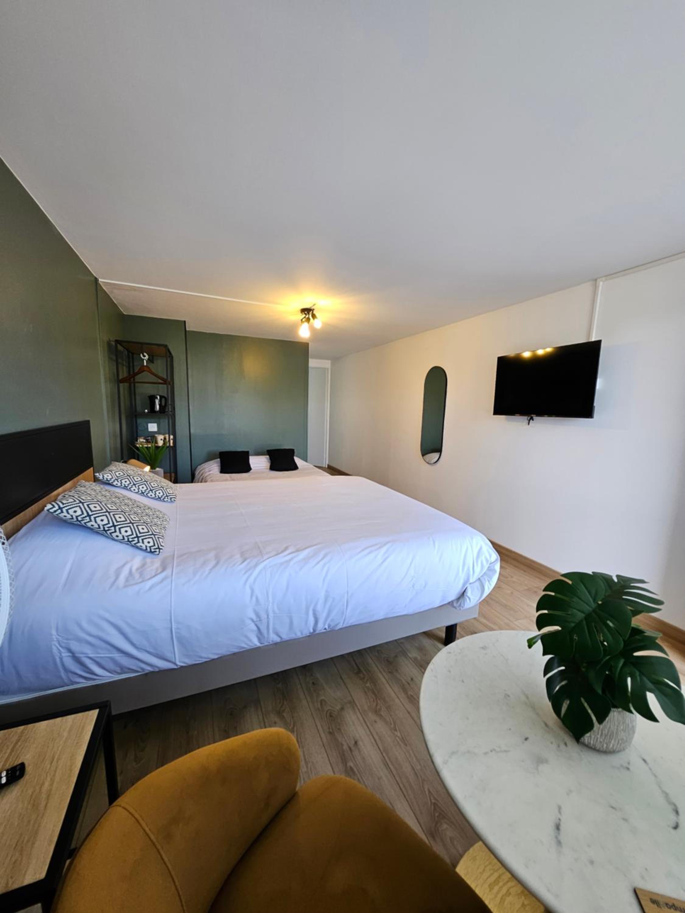 Family Room - 1 Double Bed 2 Single Beds 1 Sofa Bed - Photo 4