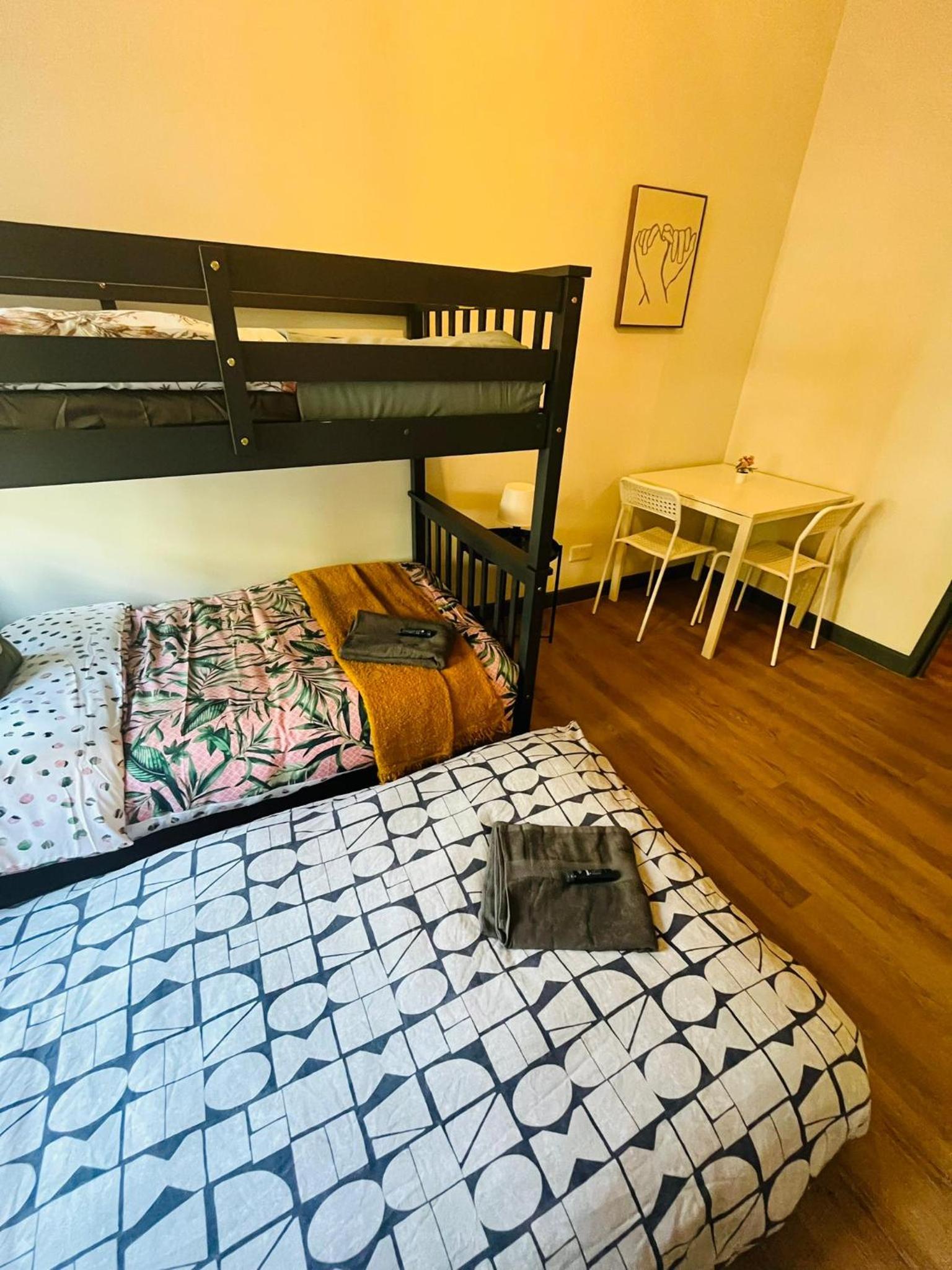 Economy Triple Room with Shared Bathroom photo 3