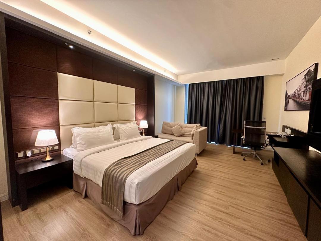 Premier King Room photo 3