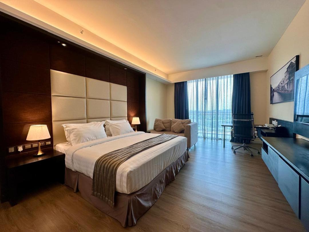 Premier King Room photo 2