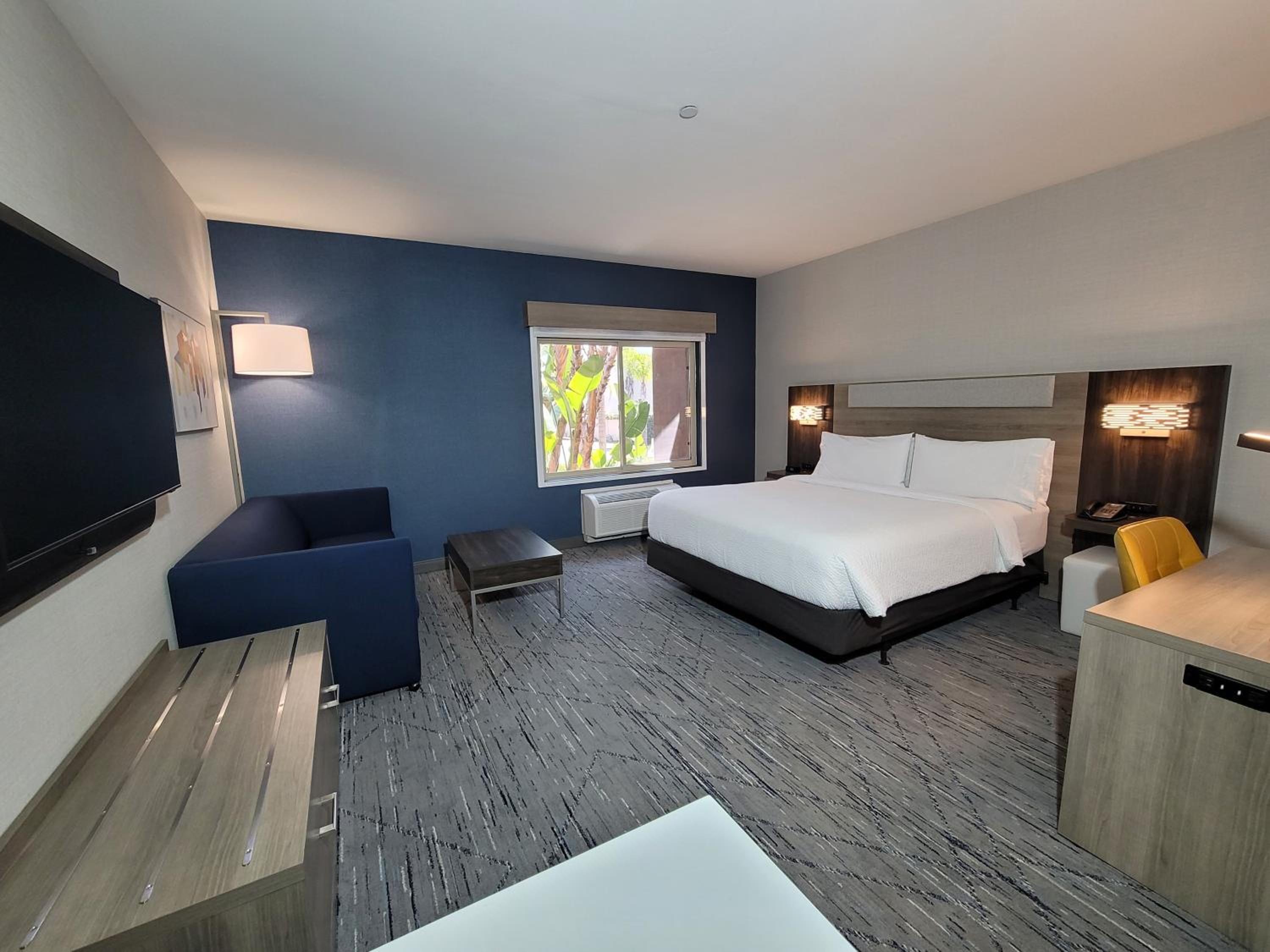 Double Room with Two Double Beds - Hearing Mobility Access with Tub - Non-Smoking