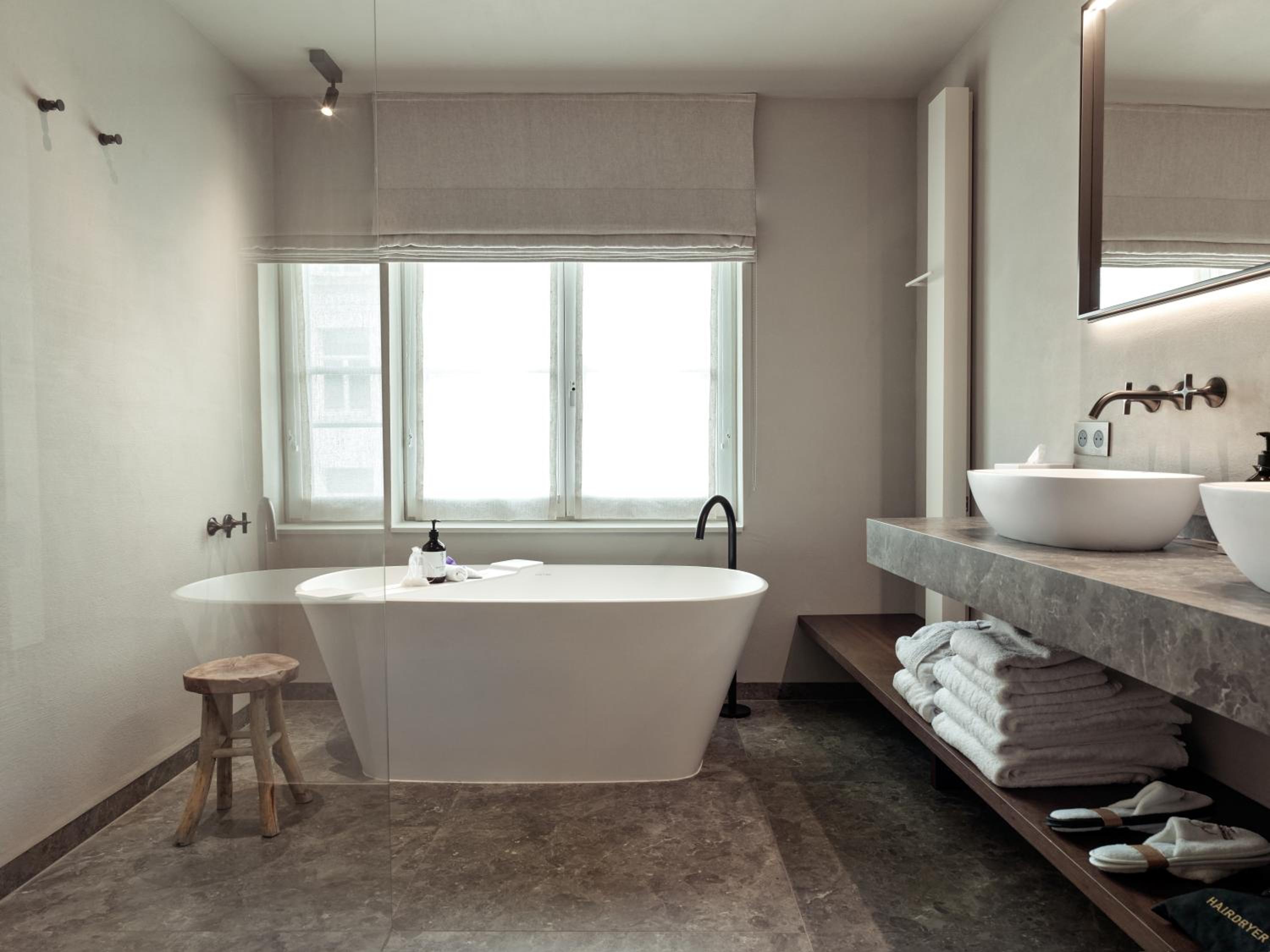 Deluxe Room - Photo 12