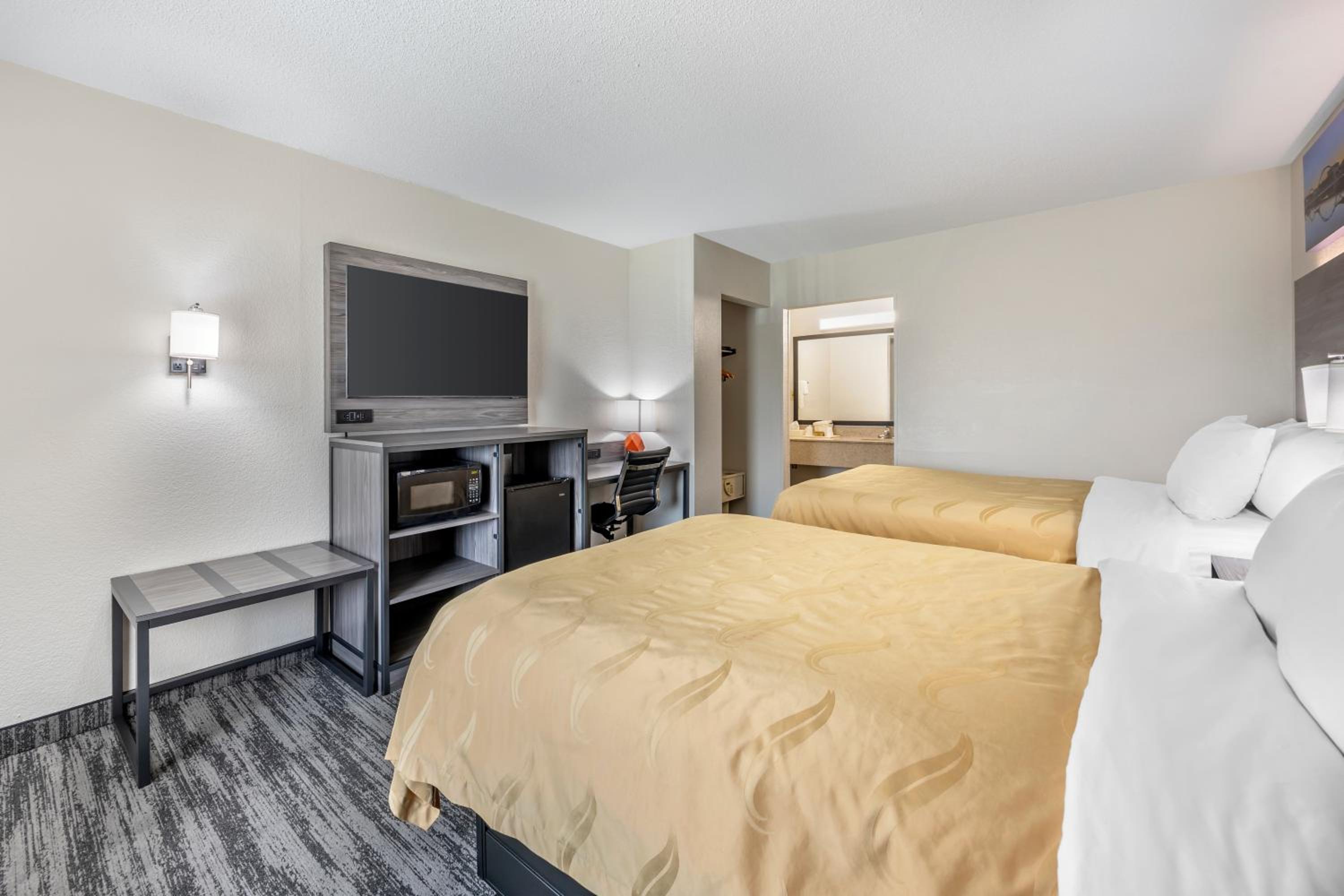 Economy Double Room with Two Double Beds - Non-Smoking - Photo 13