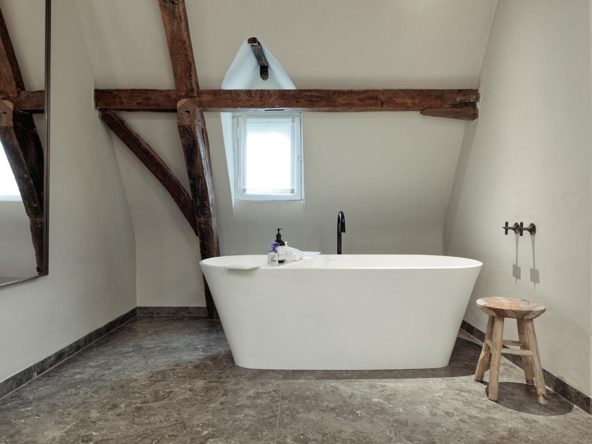 Suite - Photo 23