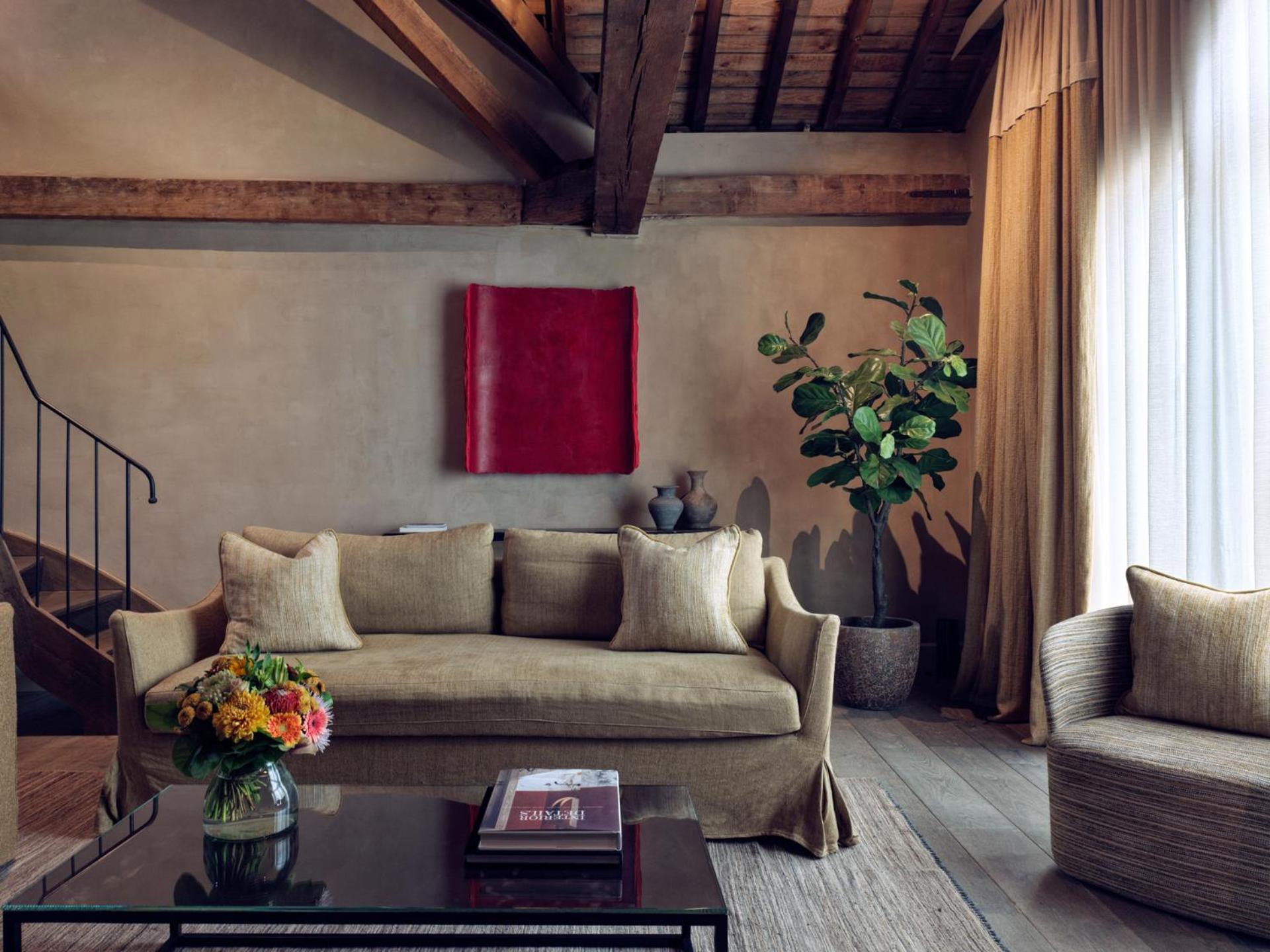 Suite - Photo 18